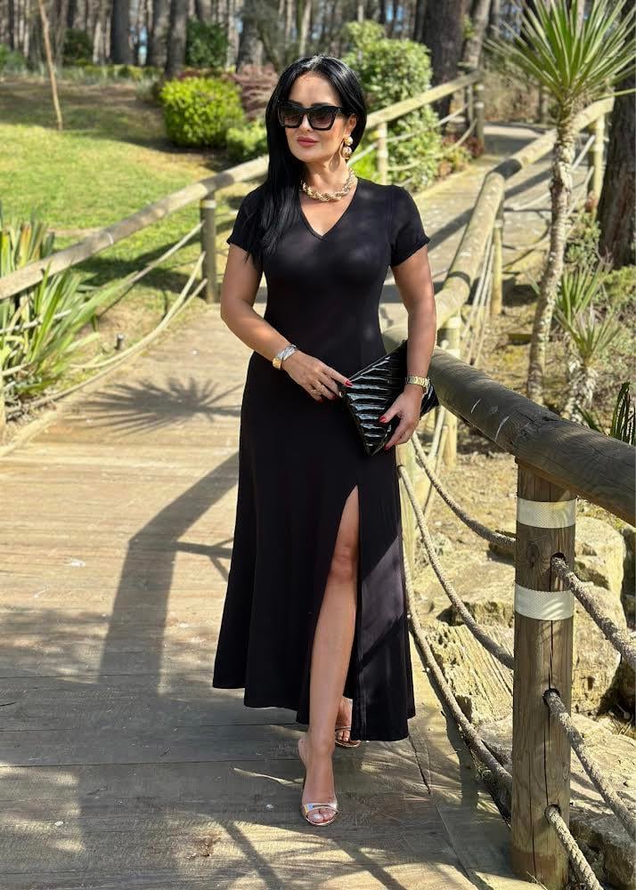 4486 V yaka yırtmaçlı  siyah elbisehyshsywsyw