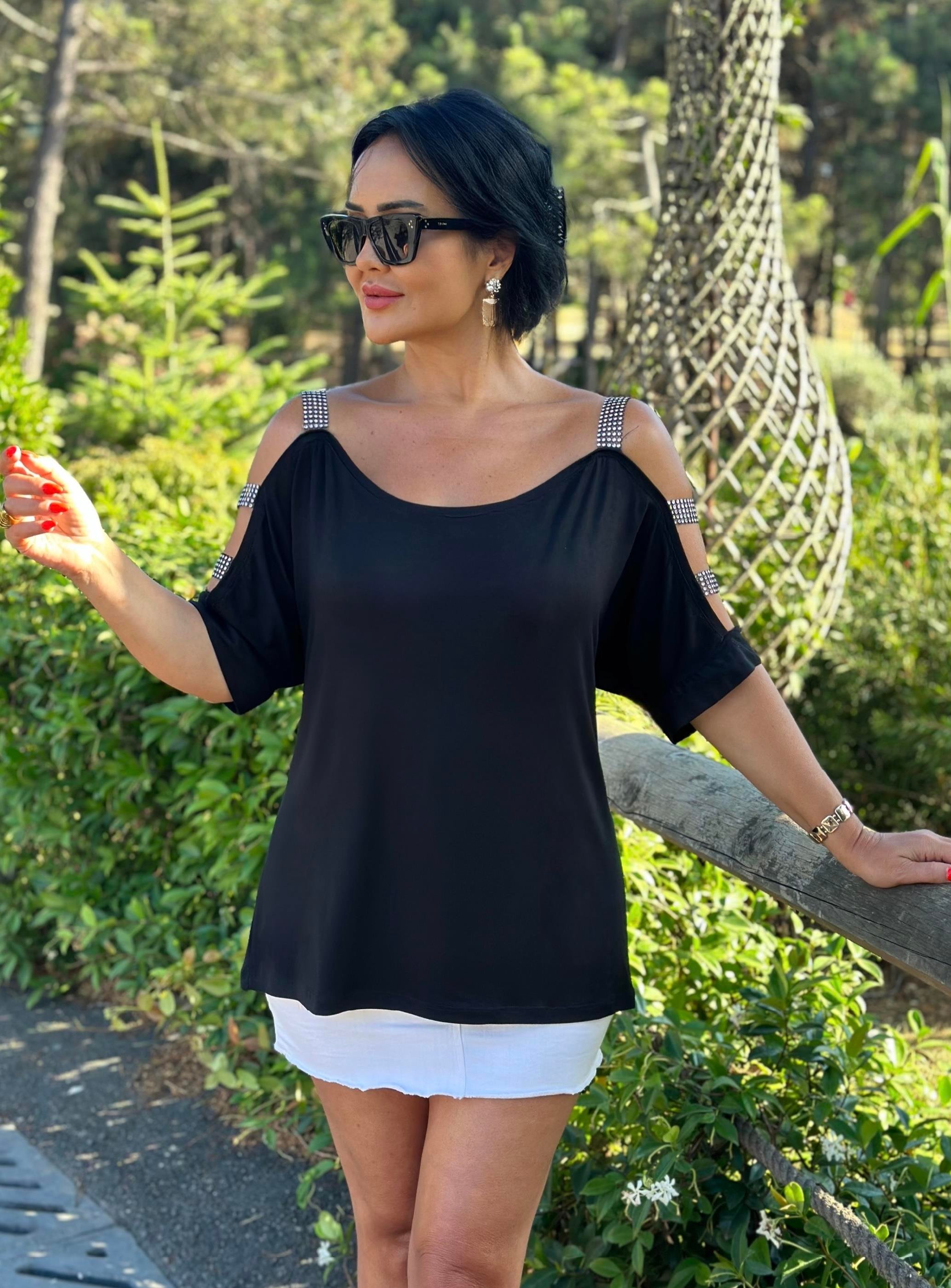 4530 Taş detaylı omuz dekoliteli siyah bluz 4530