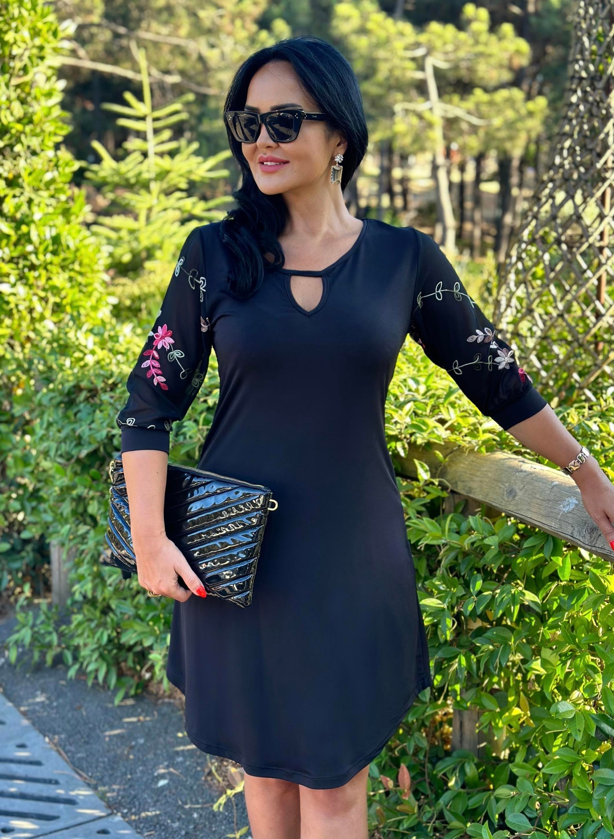 4532 Kolları çiçek detaylı siyah elbise 4532