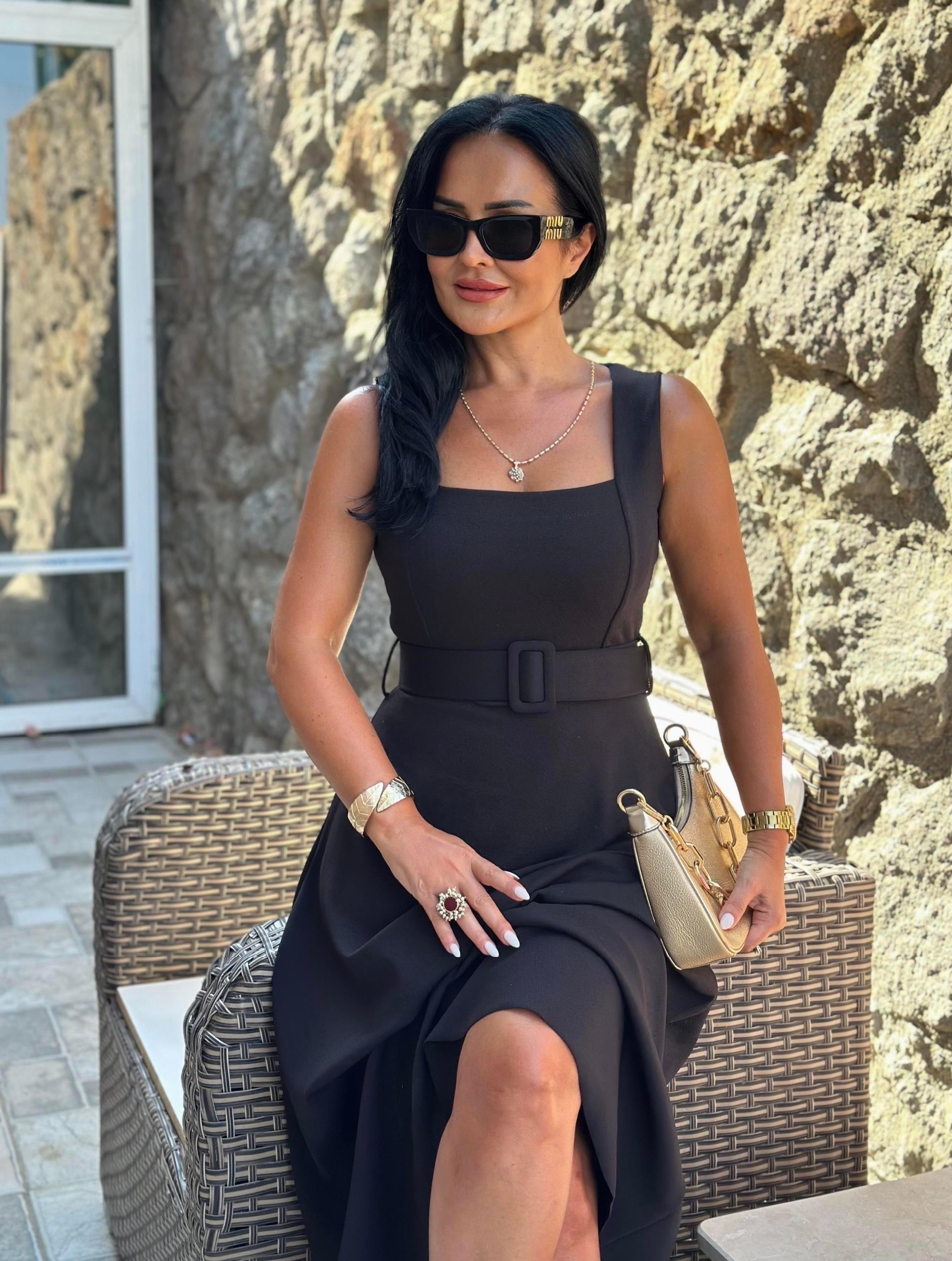 4538 Kare yaka siyah kemerli  elbise 4538