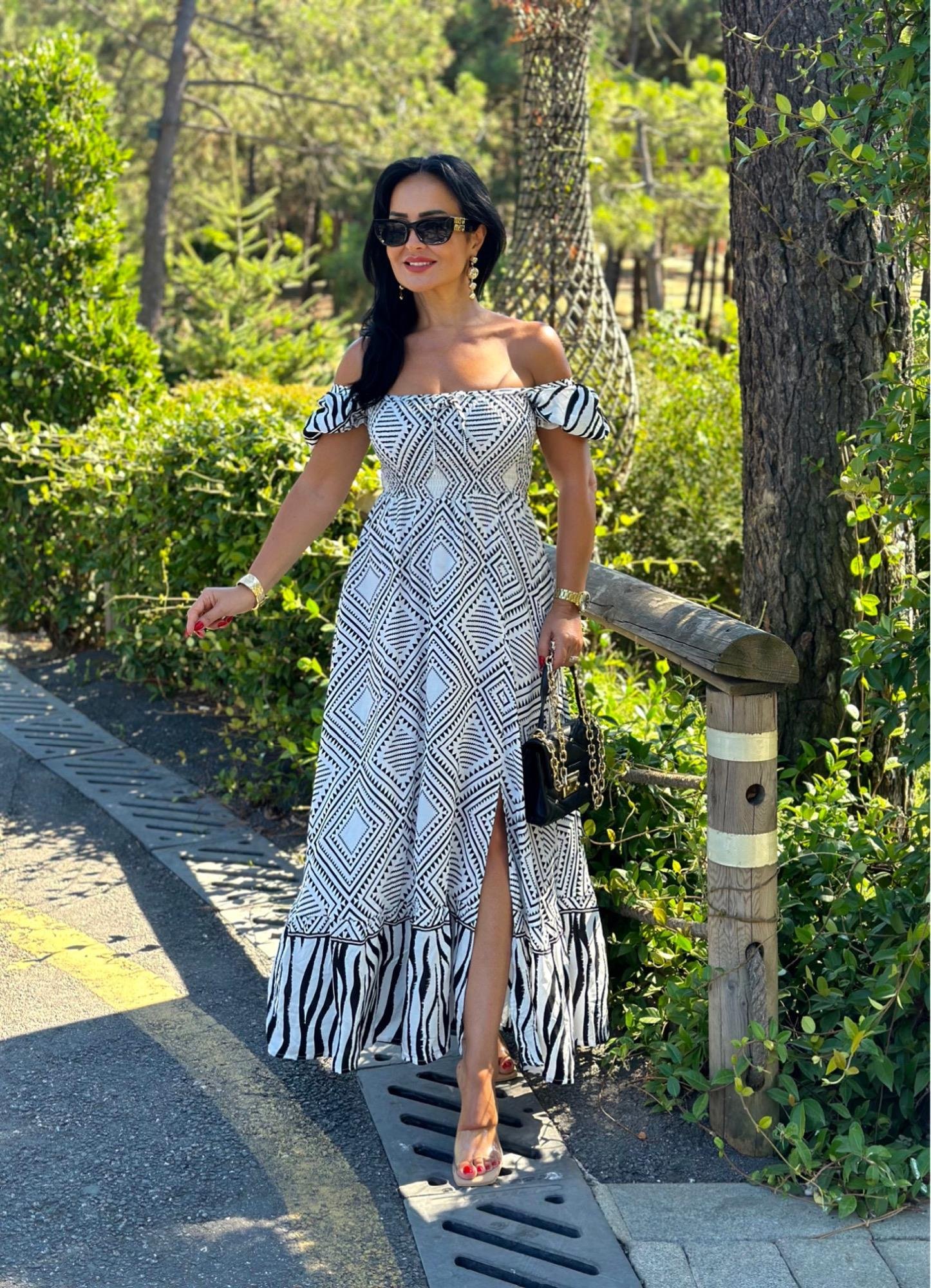 4554 Siyah desenli yırtmaçlı elbise 4554