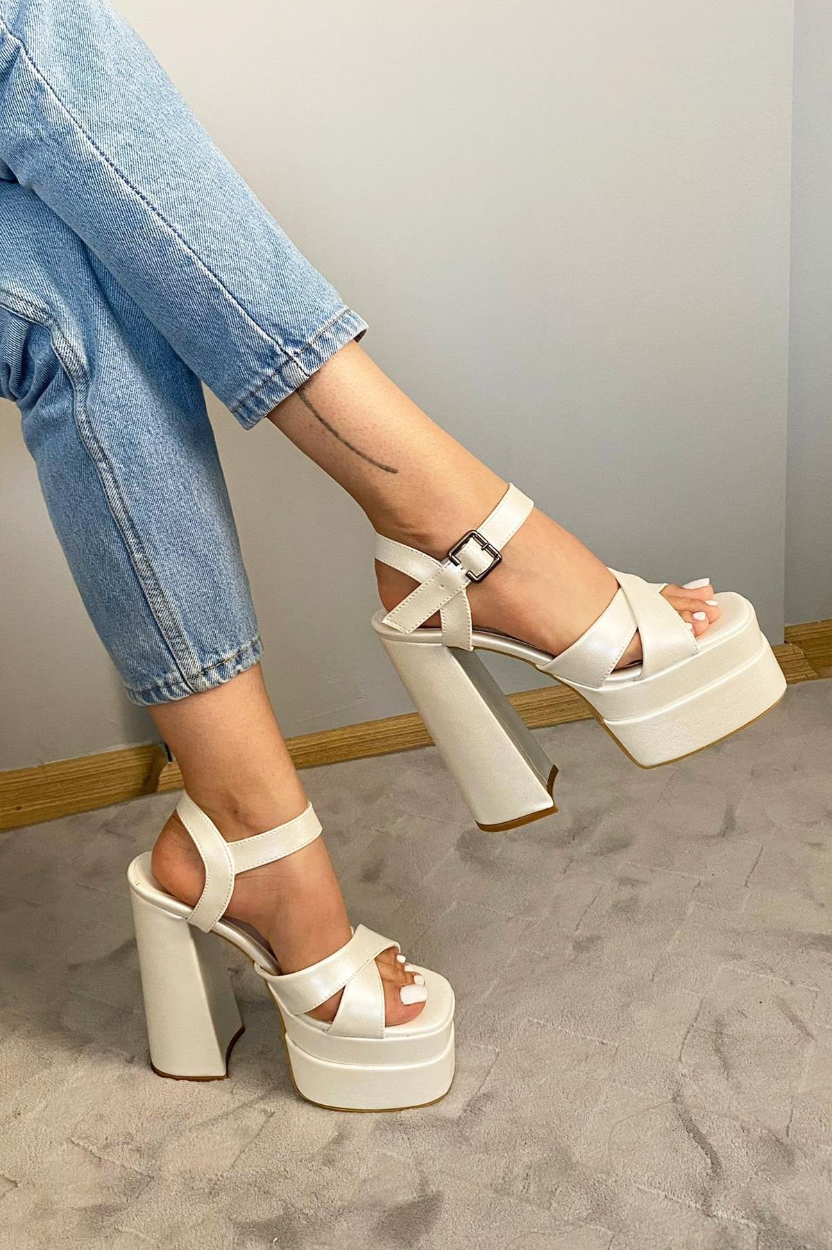 Kadın Elina Çapraz Bantlı 15 cm Platform Topuklu Ayakkabı