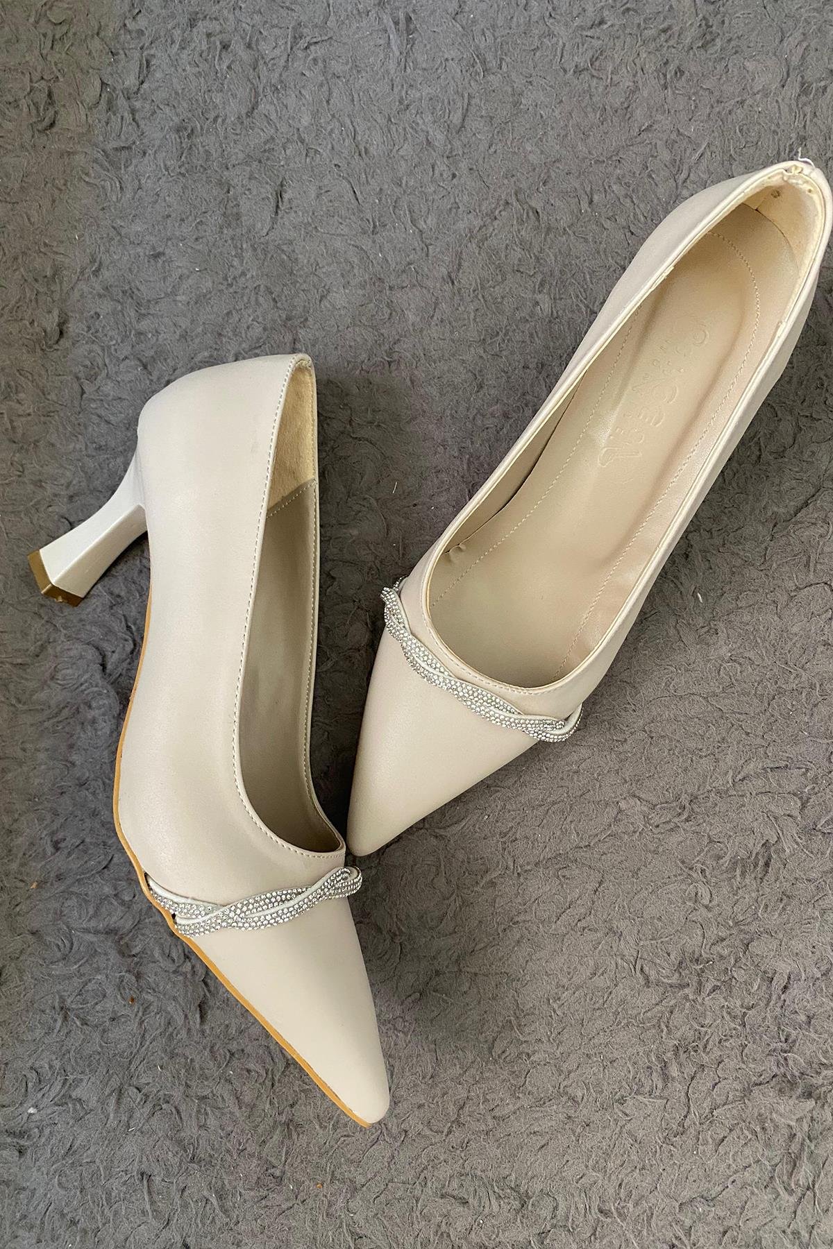 Kadın İzla Taş Detaylı Sivri Burun 7,5 cm Topuklu Stiletto