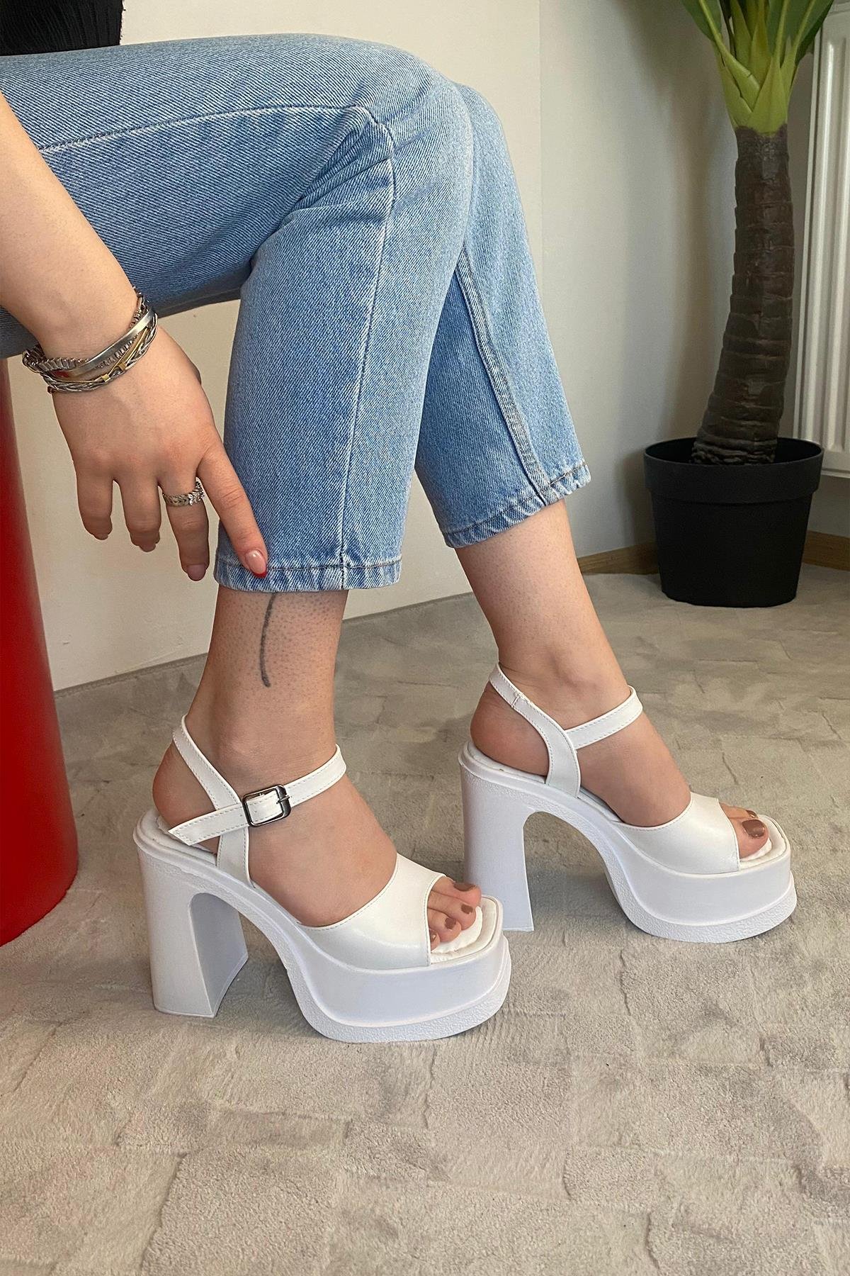 Kadın Lenisi Beyaz Tek Bantlı (12 cm ) Platform Topuklu Ayakkabı 1010