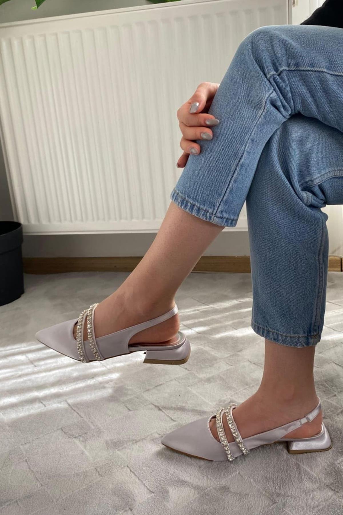 Kadın Linda İki Sıra Taşlı Arkası Acık 2 cm Topuklu Sivri Burun Babet