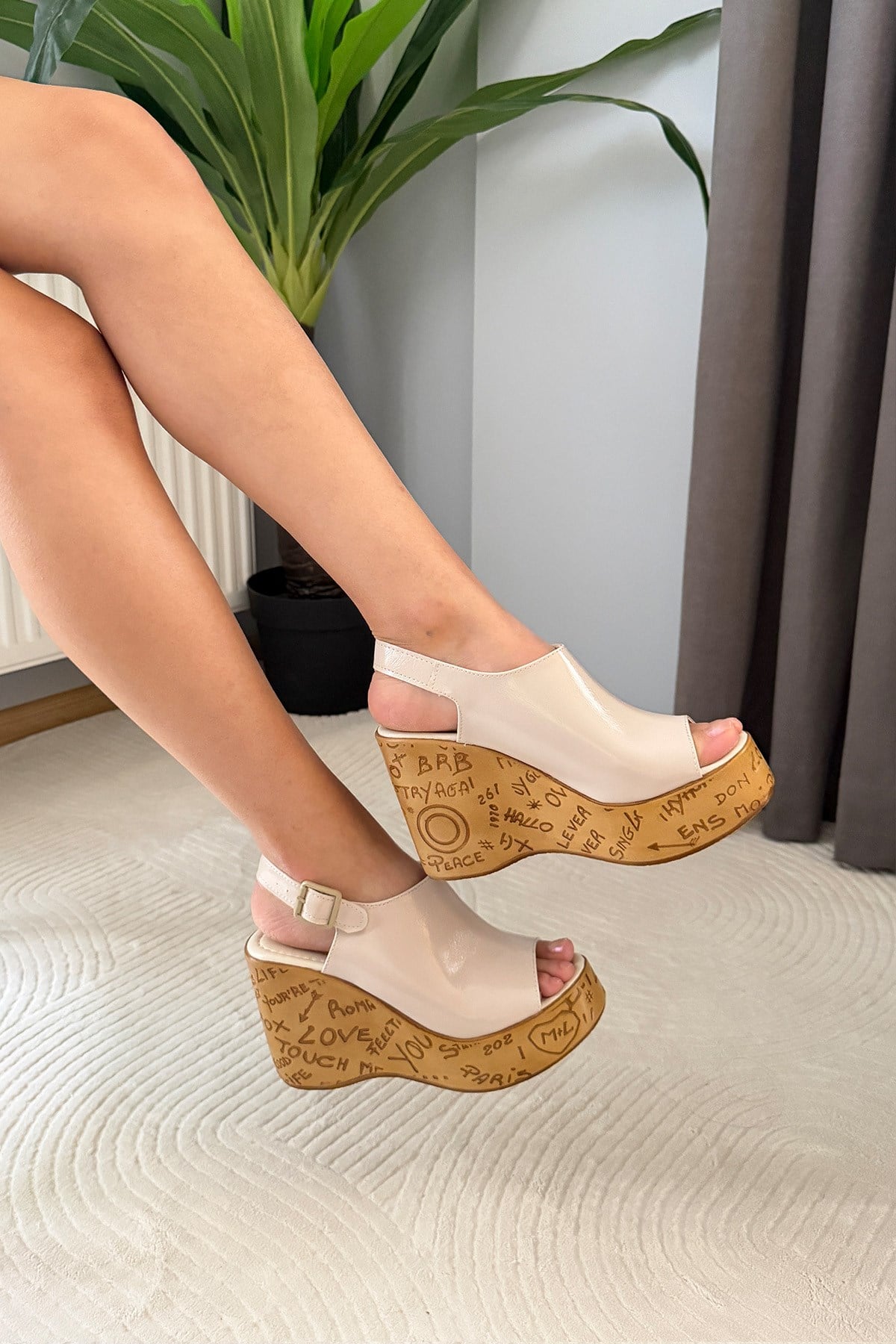 Kadın Pure 10 cm Dolgulu Yazılı Mantar Taban Ayakkabı