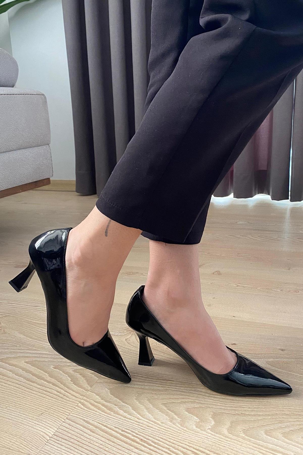 Kadın Samba Siyah Rugan 7 cm İnce Topuklu  Stiletto