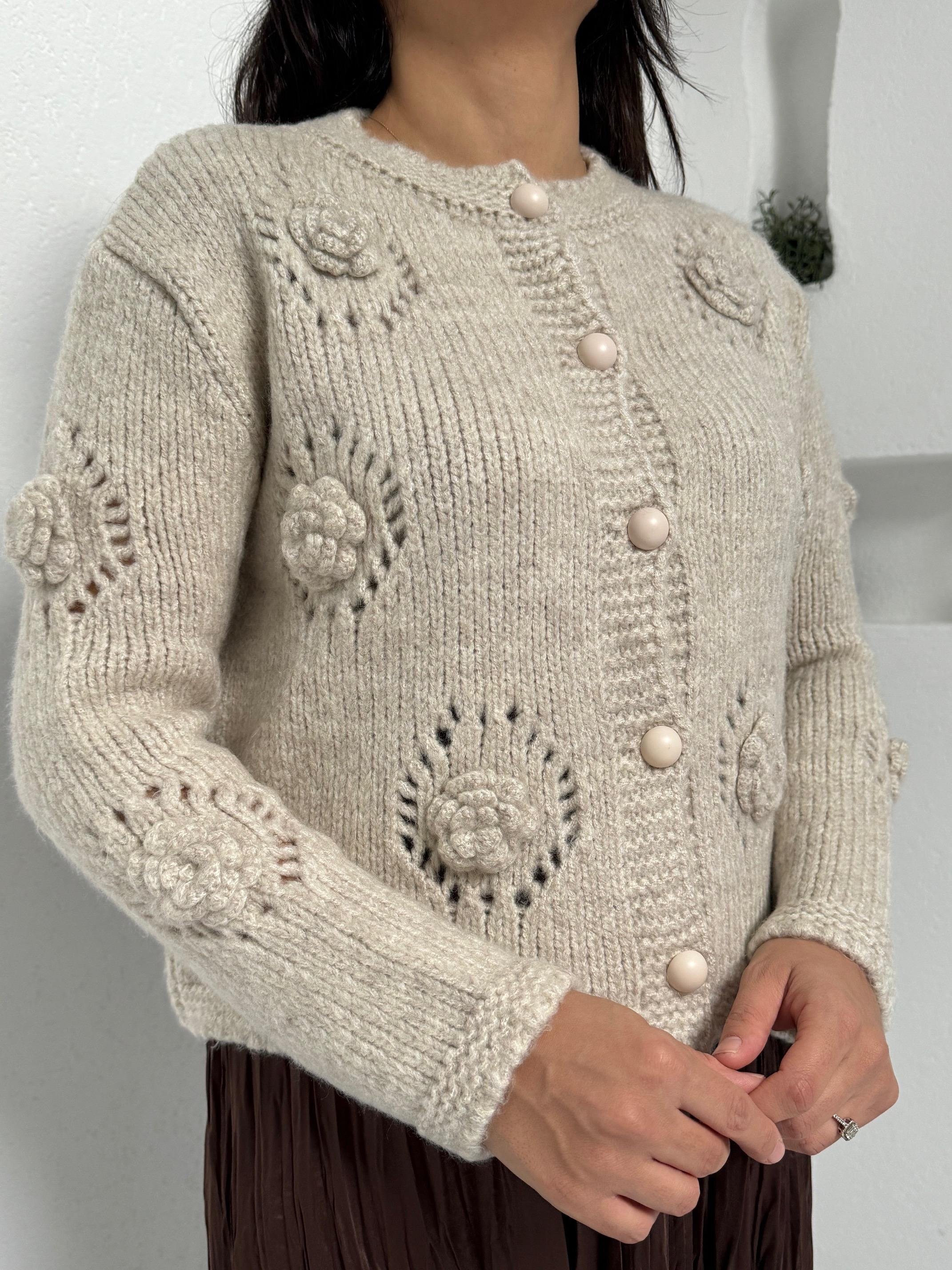 Gül Detaylı Krem Hırka