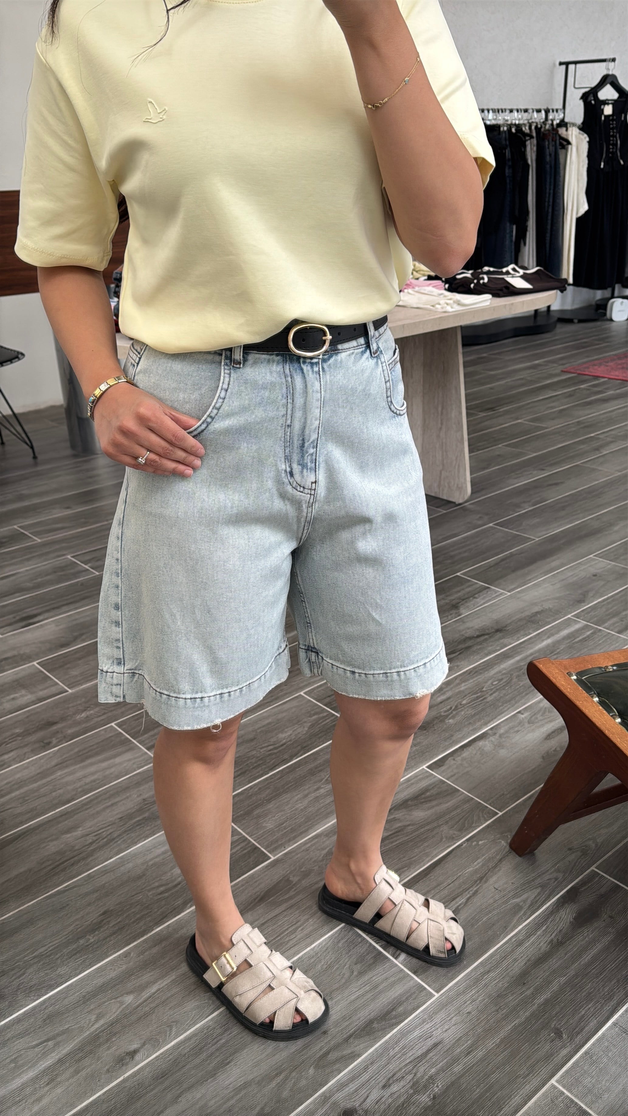Pamuklu Denim Kemerli Şehir Boy Şort