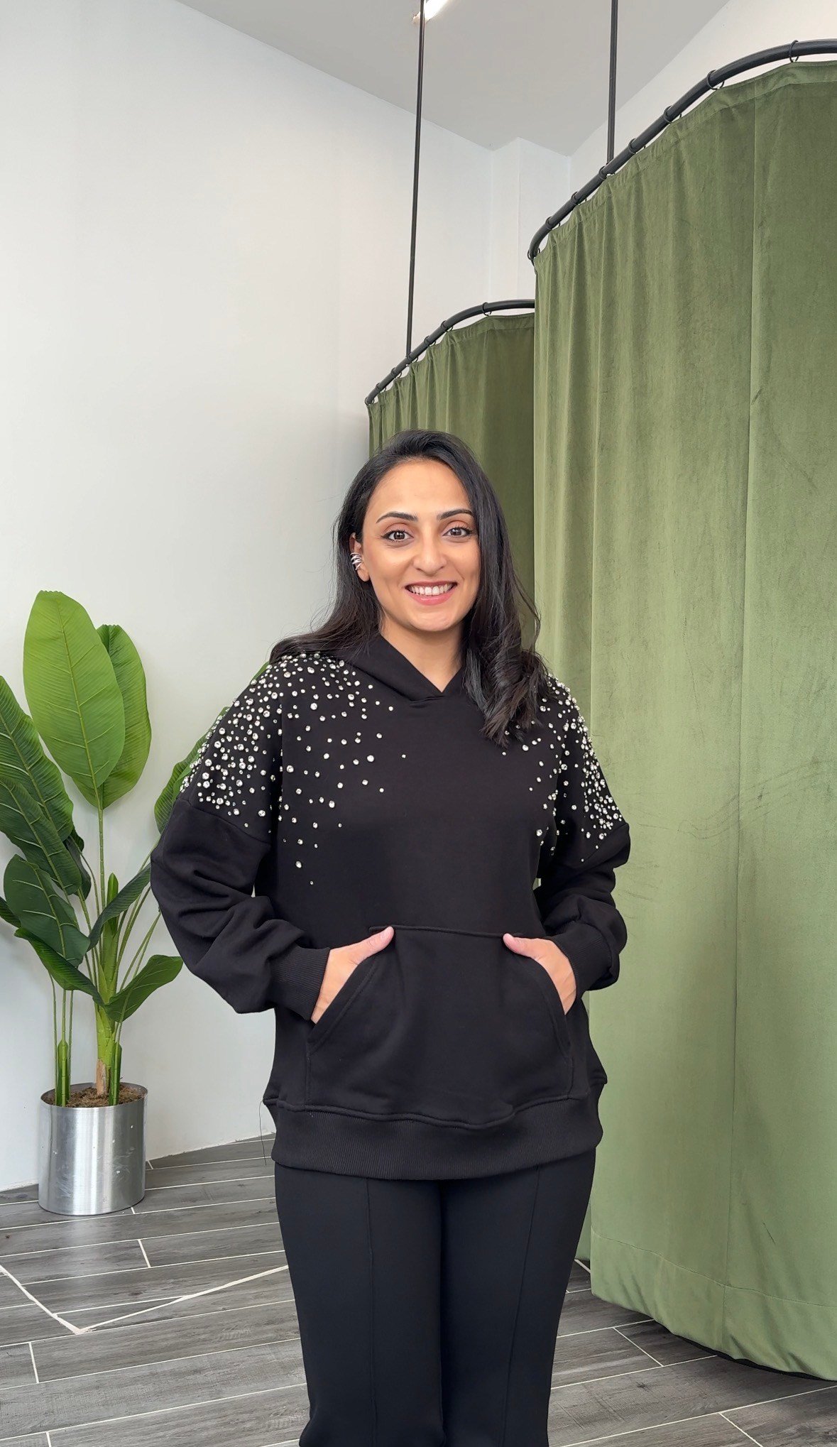 Siyah Taş İşlemeli Rahat Sweat