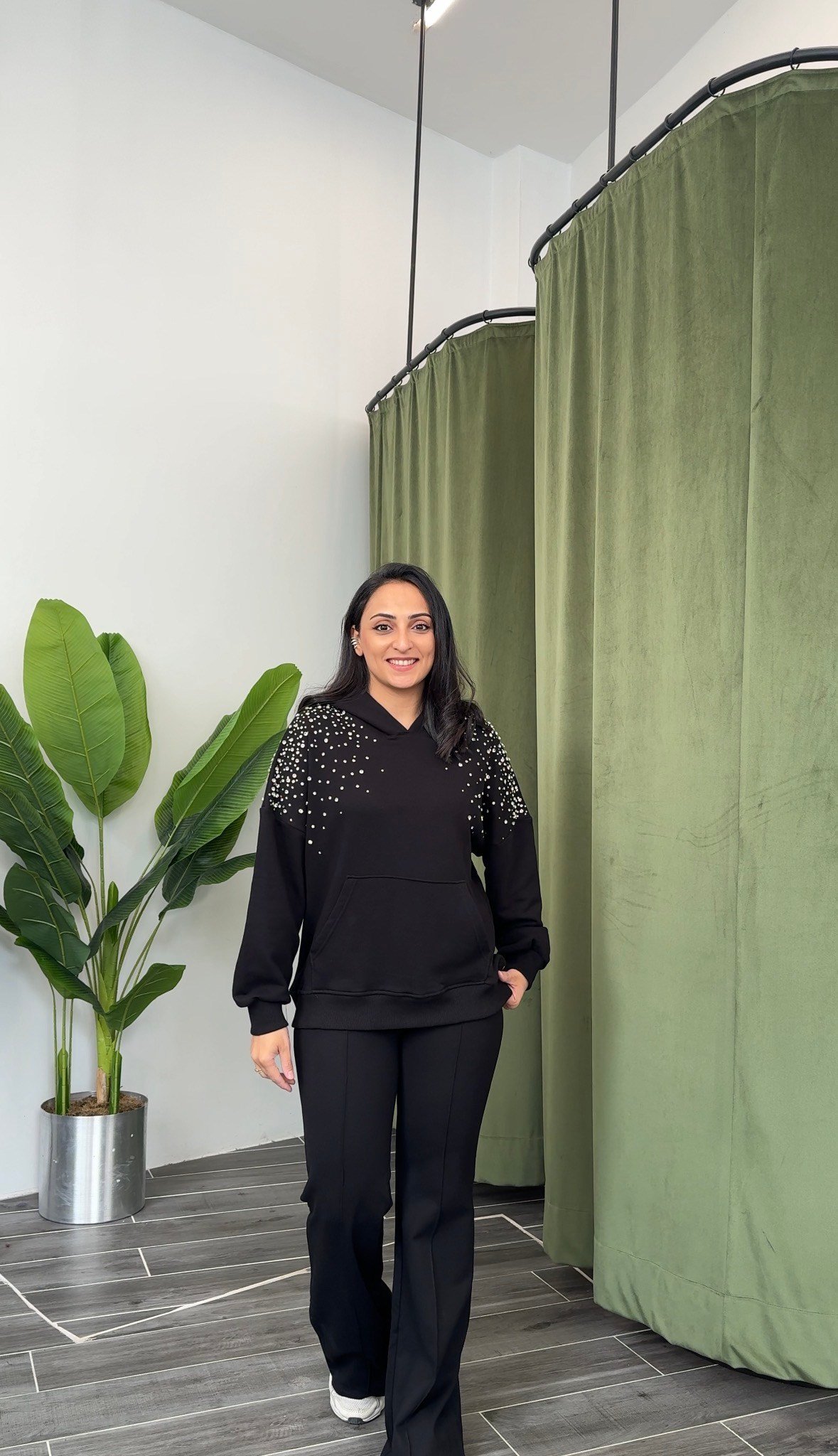 Siyah Taş İşlemeli Rahat Sweat