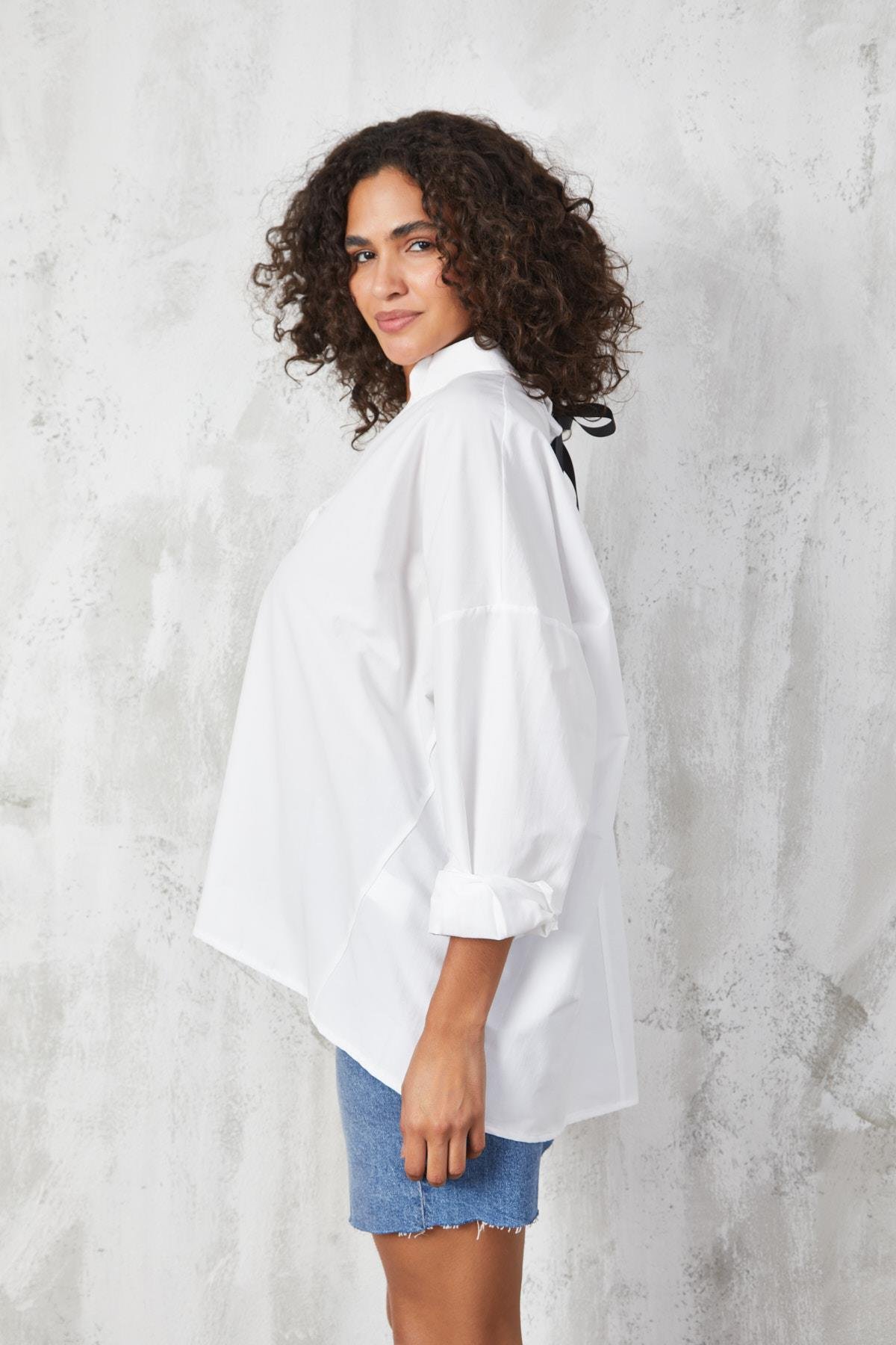 Beyaz Arkası Bağlamalı V Yaka Oversize Gömlek 27189