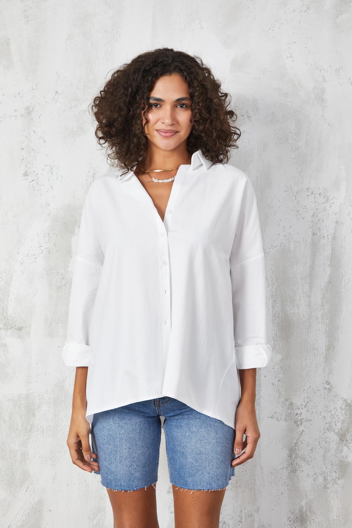 Beyaz Arkası Bağlamalı V Yaka Oversize Gömlek 27189