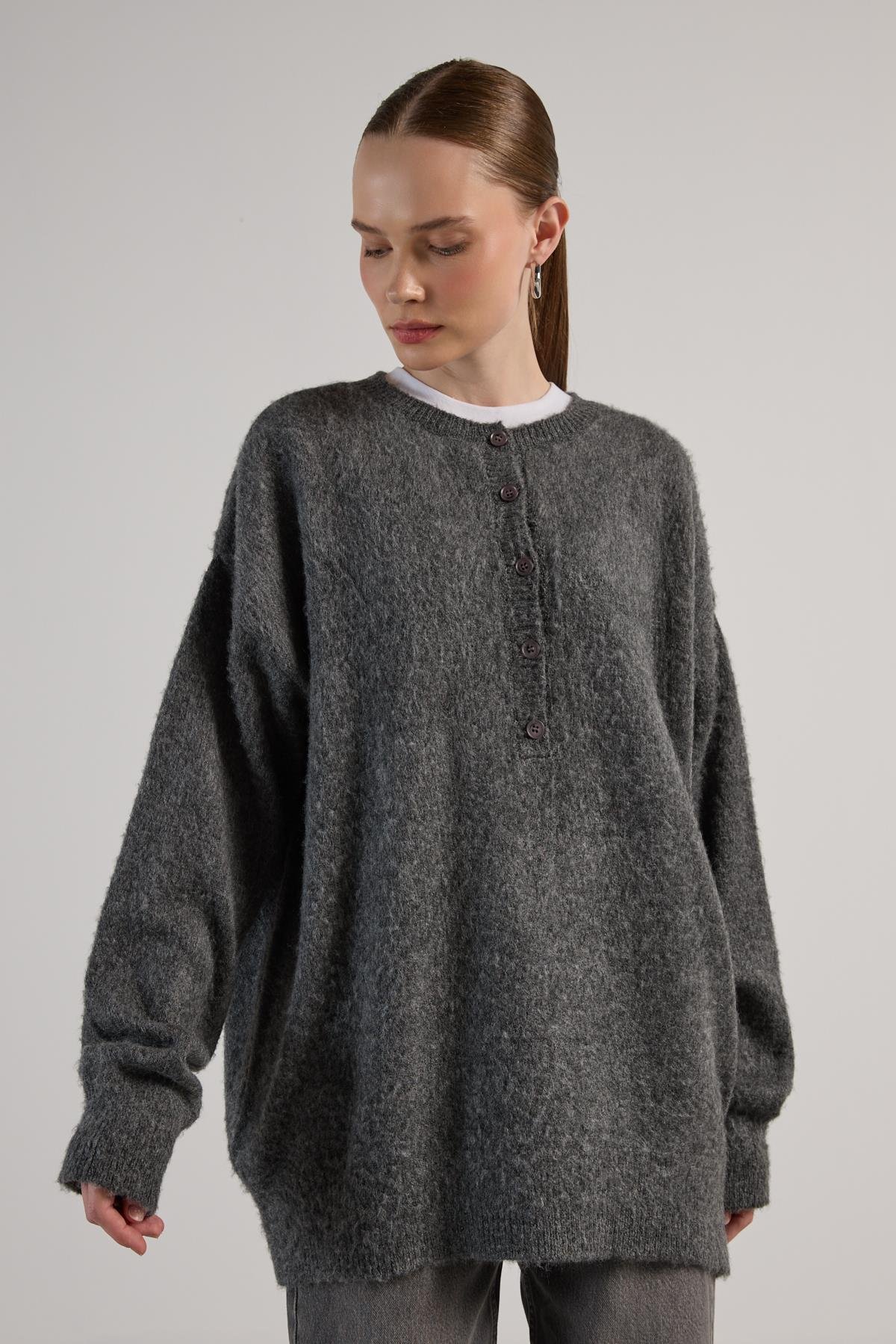 Kadın Antrasit Düğme Detaylı Oversize Yumoş Kazak 30031