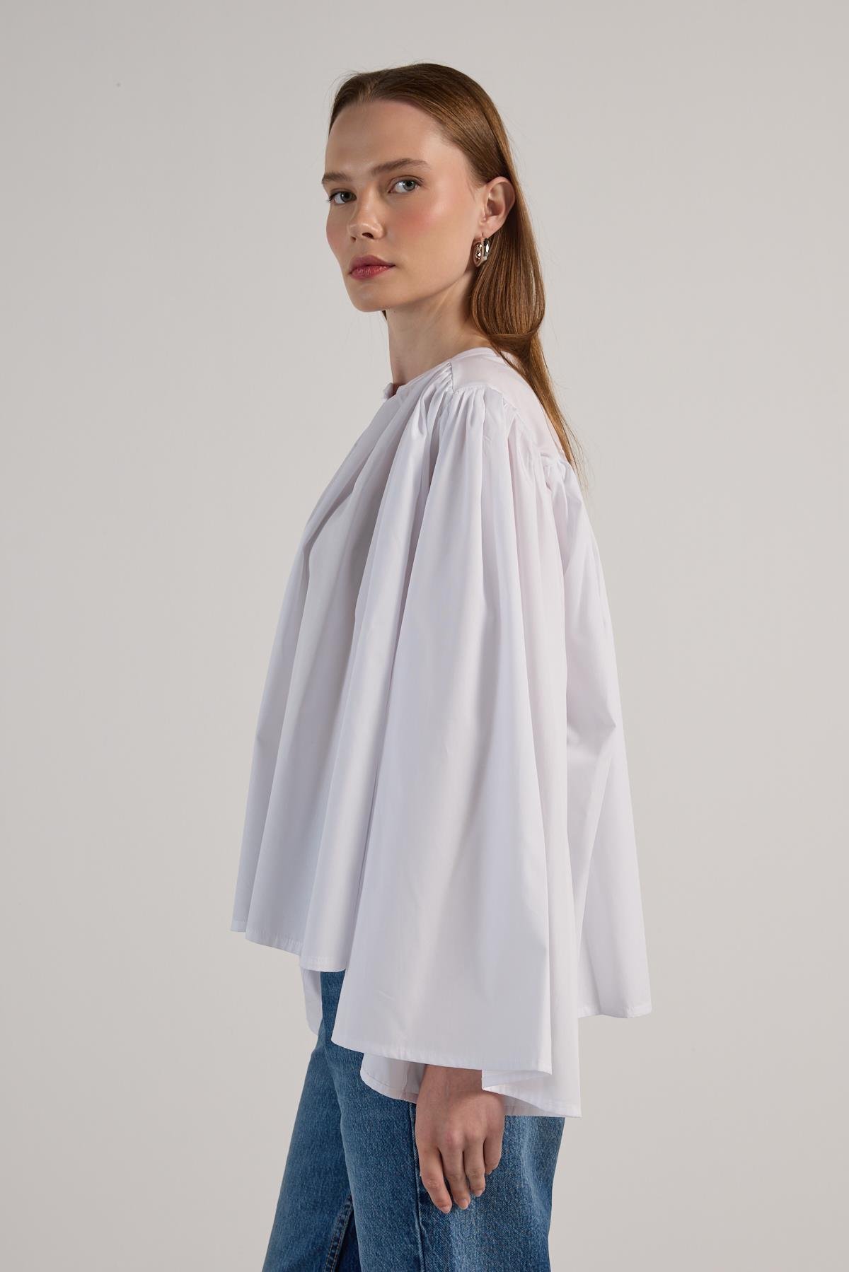 Kadın Beyaz Büzgülü Oversize Tasarım Gömlek 30018