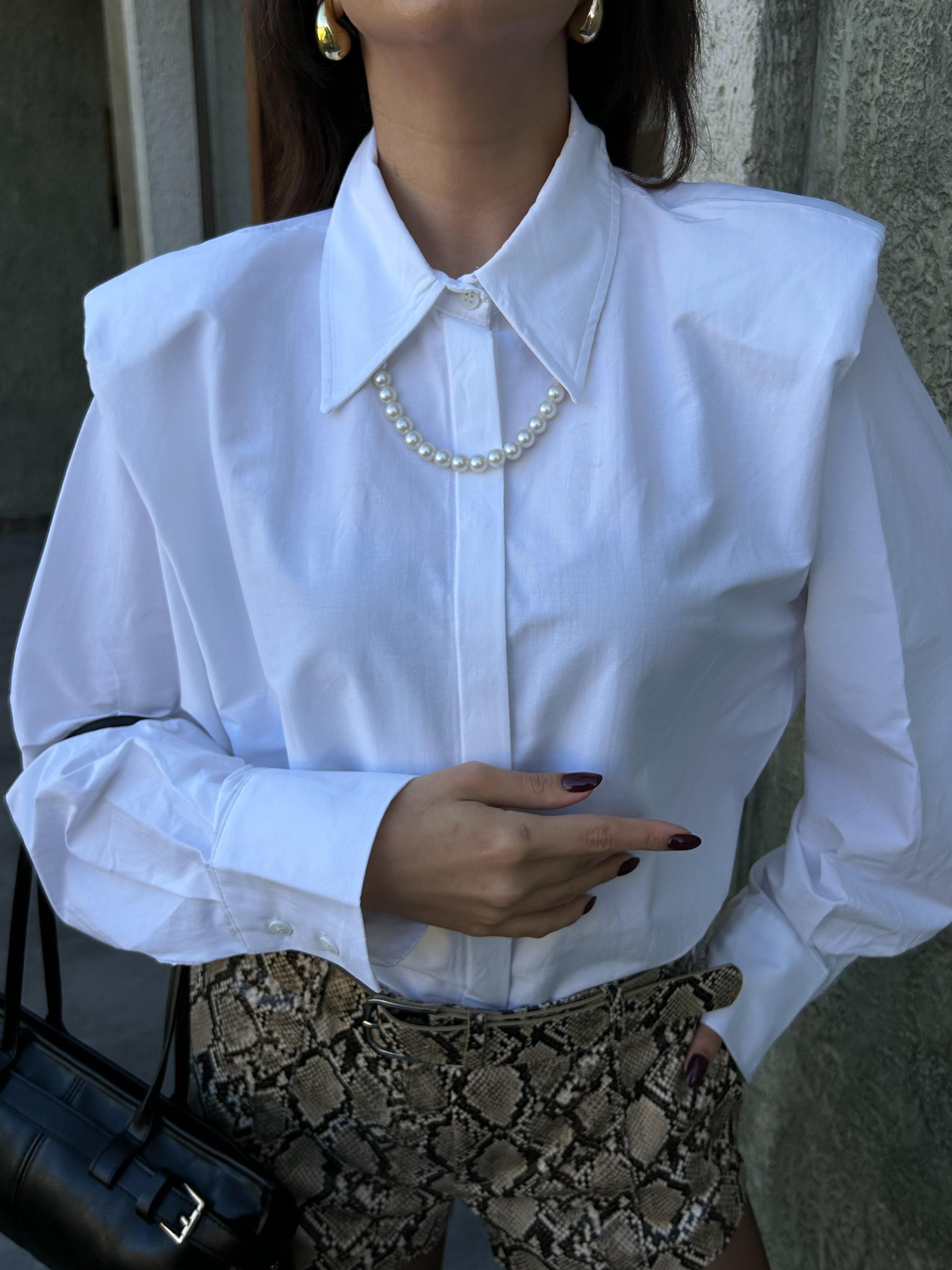 Kadın Beyaz Poplin Vatkalı İnci Kolye Detaylı %100 Pamuk Gömlek 29016