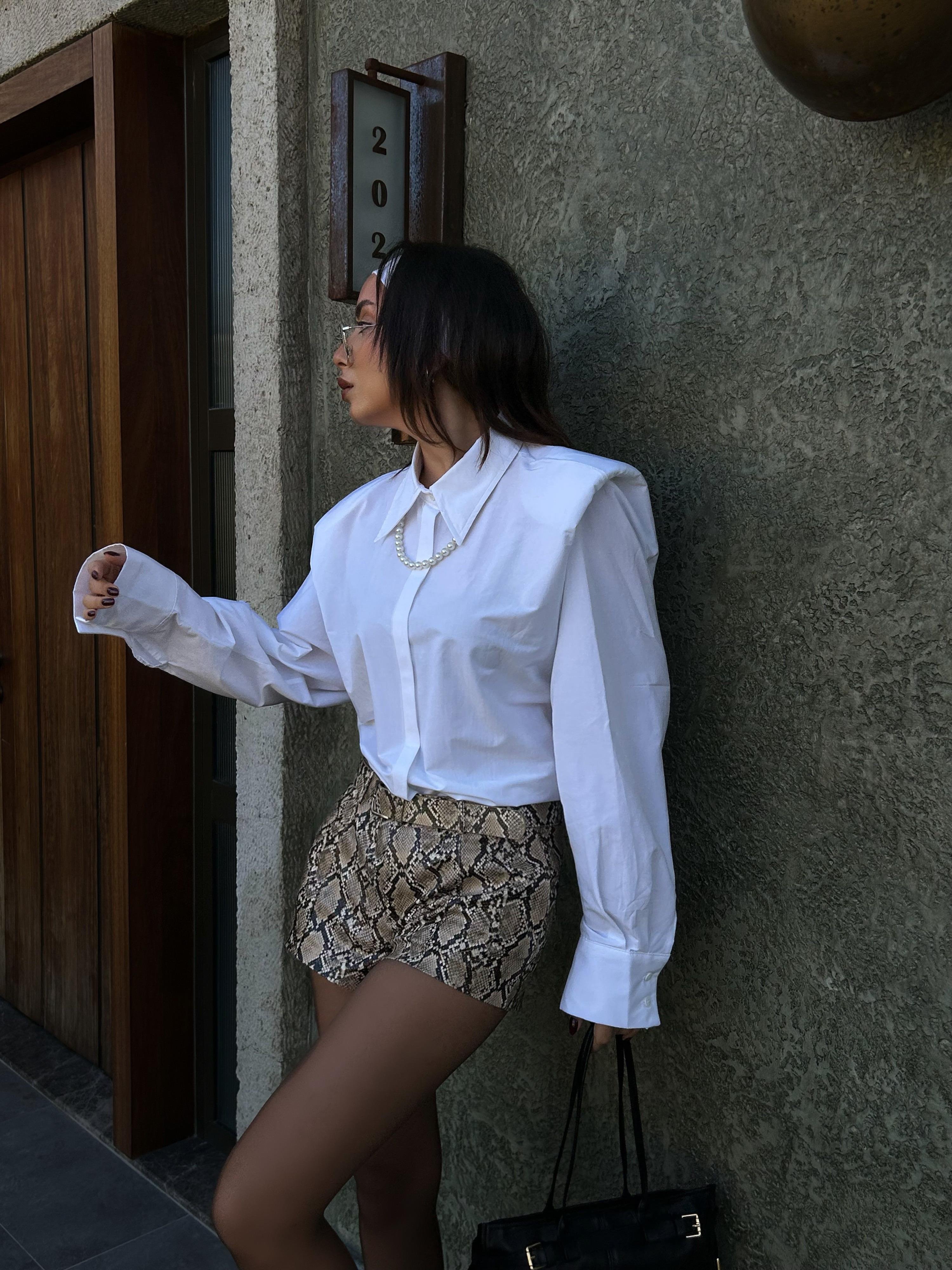 Kadın Beyaz Poplin Vatkalı İnci Kolye Detaylı %100 Pamuk Gömlek 29016