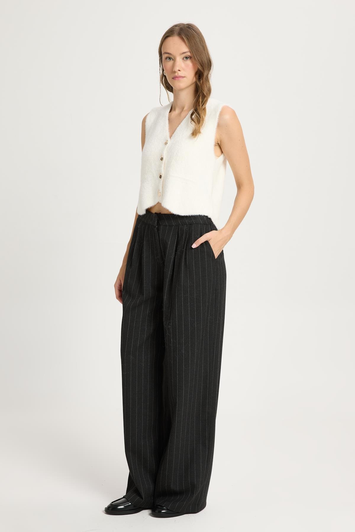 Kadın Beyaz Triko Yelek Gold Düğme Detaylı Yumuşak Dokulu 2541