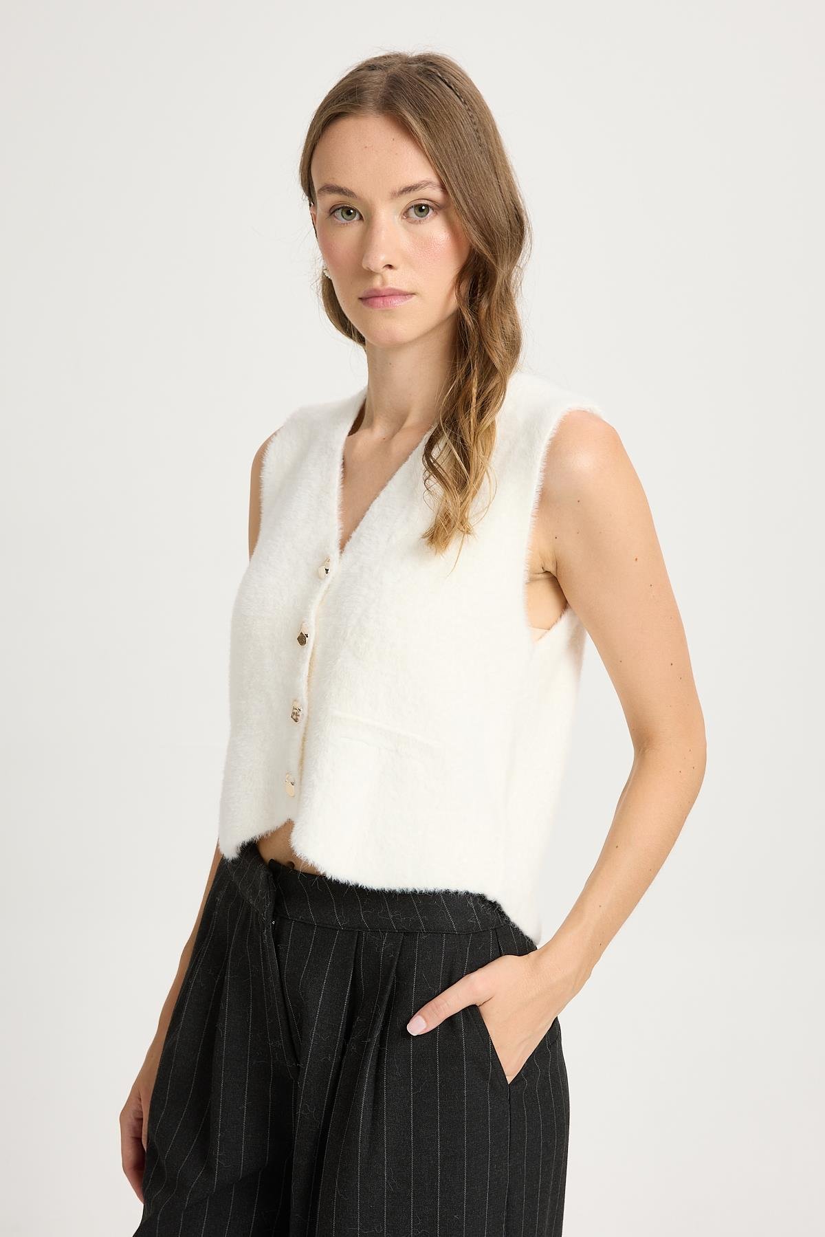 Kadın Beyaz Triko Yelek Gold Düğme Detaylı Yumuşak Dokulu 2541