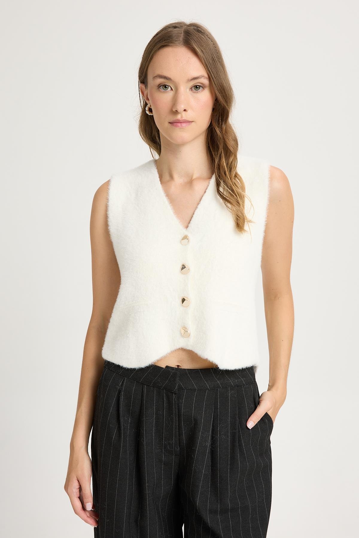 Kadın Beyaz Triko Yelek Gold Düğme Detaylı Yumuşak Dokulu 2541