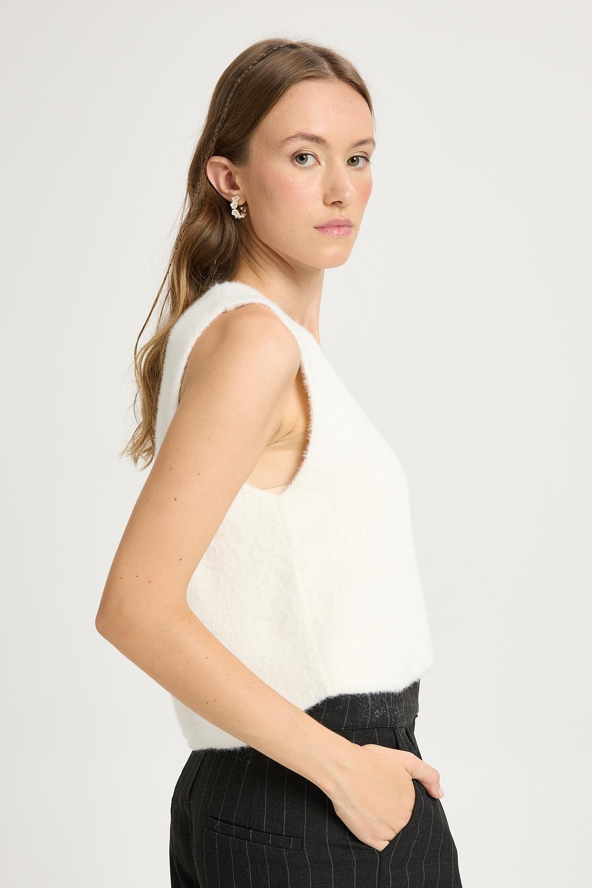 Kadın Beyaz Triko Yelek Gold Düğme Detaylı Yumuşak Dokulu 2541