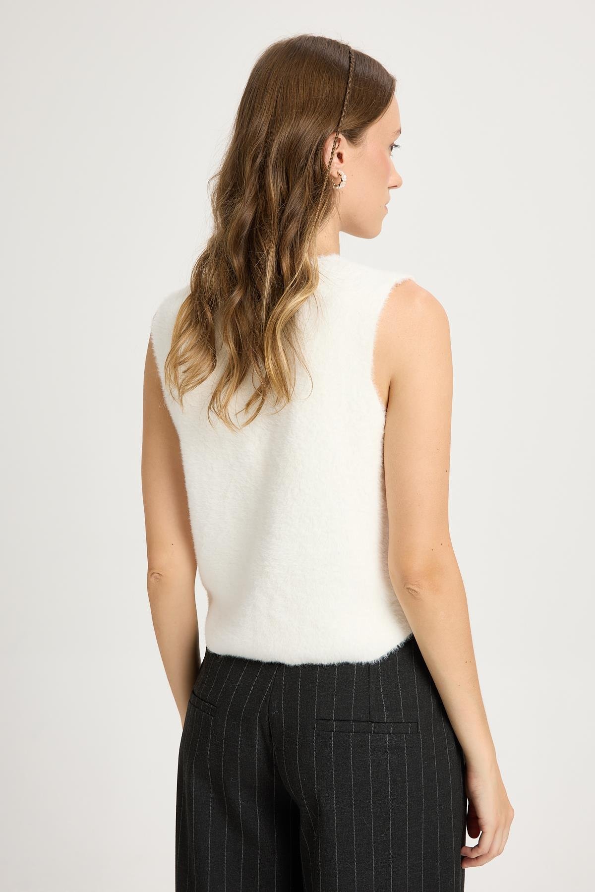 Kadın Beyaz Triko Yelek Gold Düğme Detaylı Yumuşak Dokulu 2541