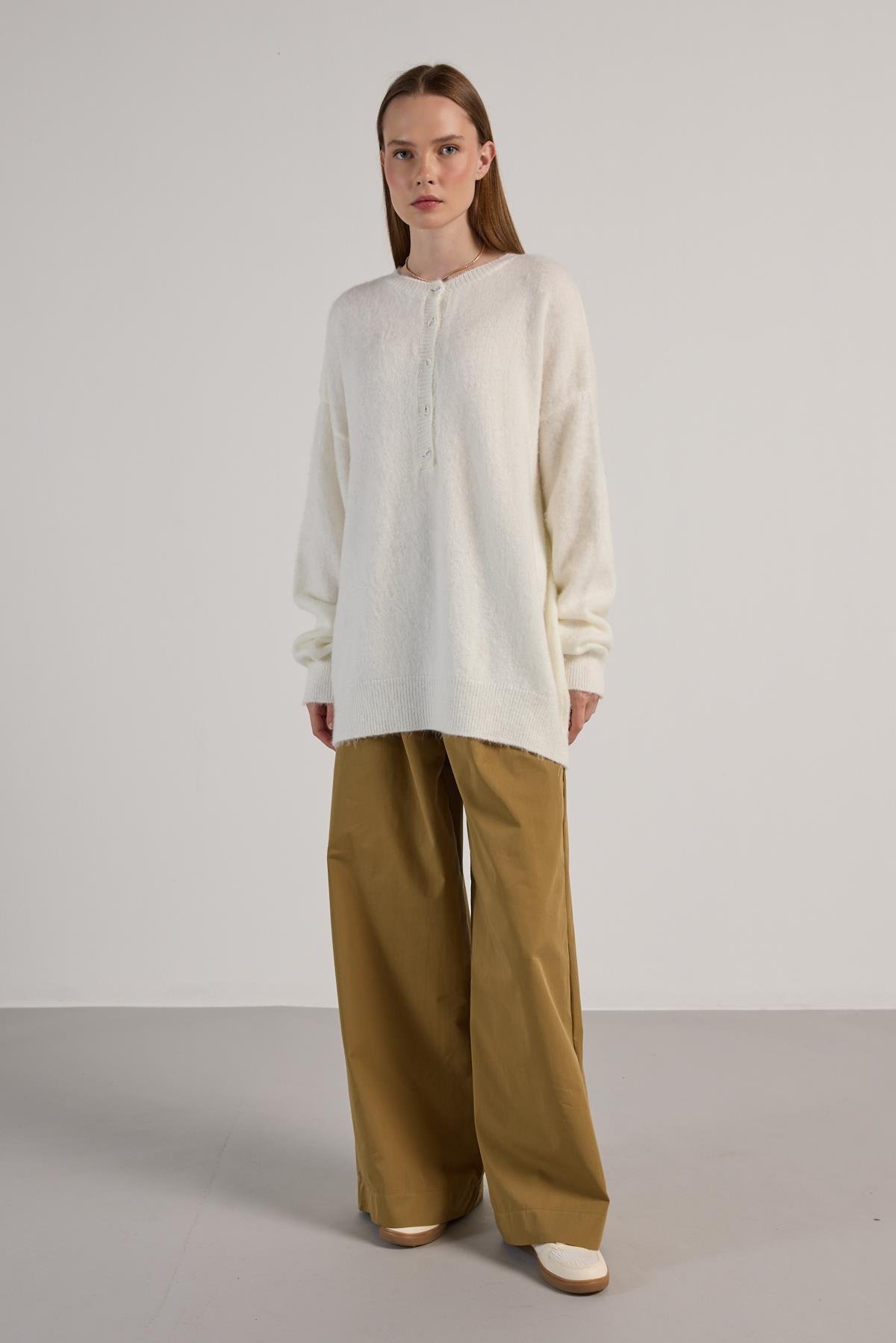 Kadın Ekru Düğme Detaylı Oversize Yumoş Kazak 30031