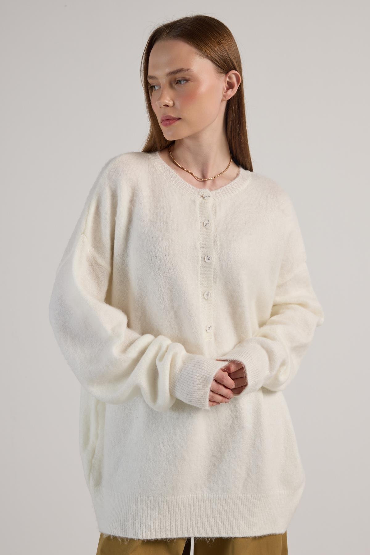 Kadın Ekru Düğme Detaylı Oversize Yumoş Kazak 30031