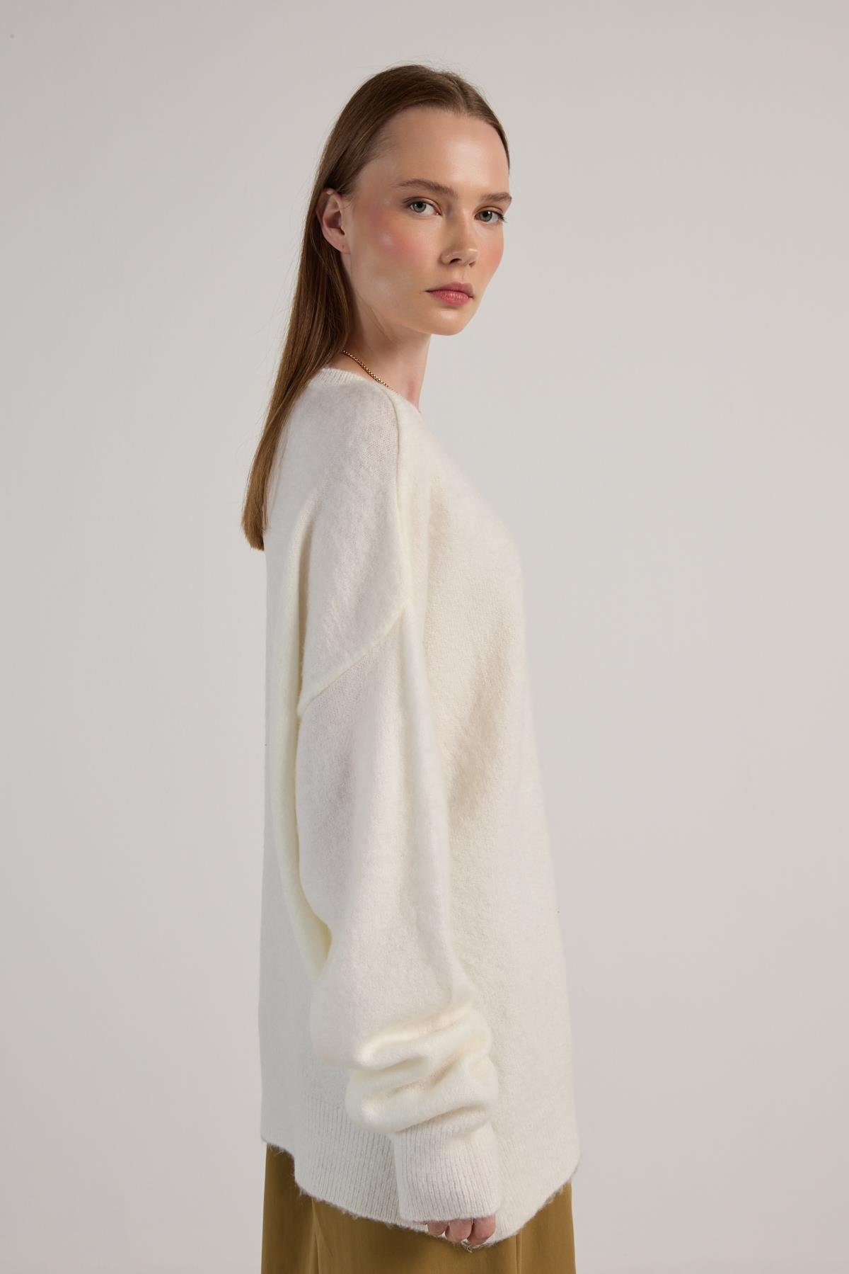 Kadın Ekru Düğme Detaylı Oversize Yumoş Kazak 30031