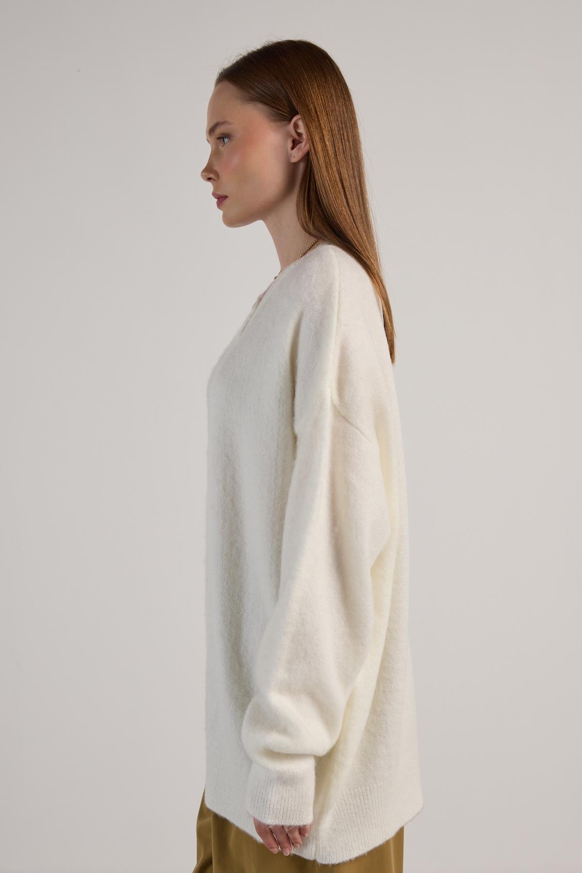 Kadın Ekru Düğme Detaylı Oversize Yumoş Kazak 30031