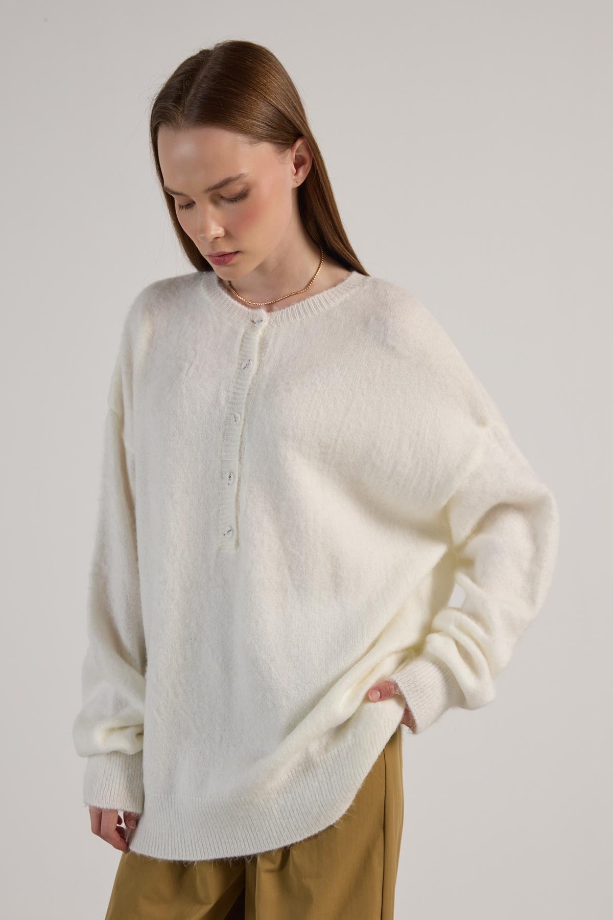 Kadın Ekru Düğme Detaylı Oversize Yumoş Kazak 30031