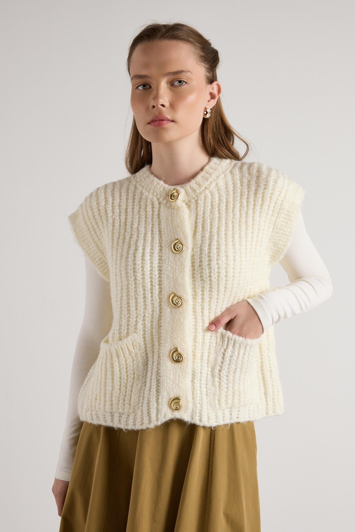 Kadın Ekru Saç Örgü Düğme Detaylı Triko Yelek 5584