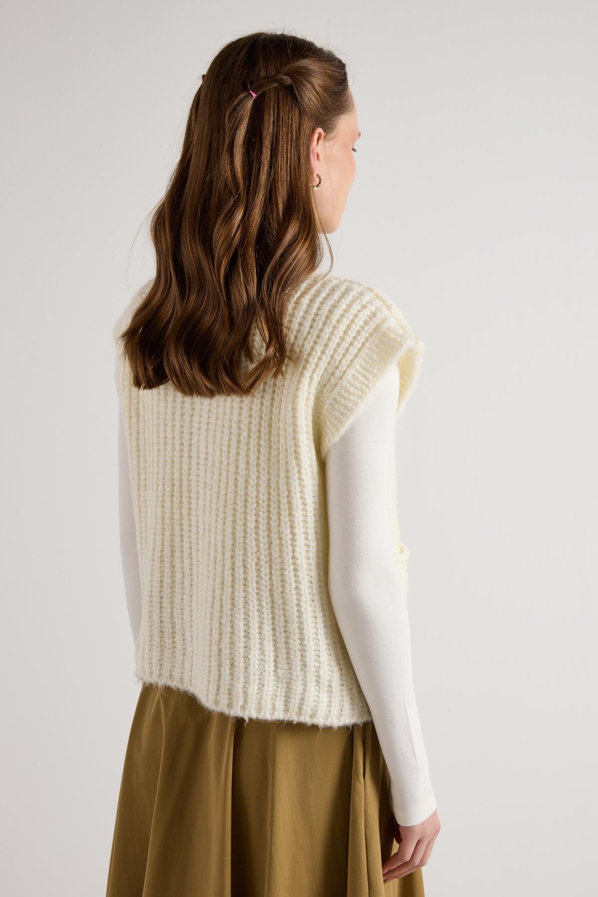Kadın Ekru Saç Örgü Düğme Detaylı Triko Yelek 5584