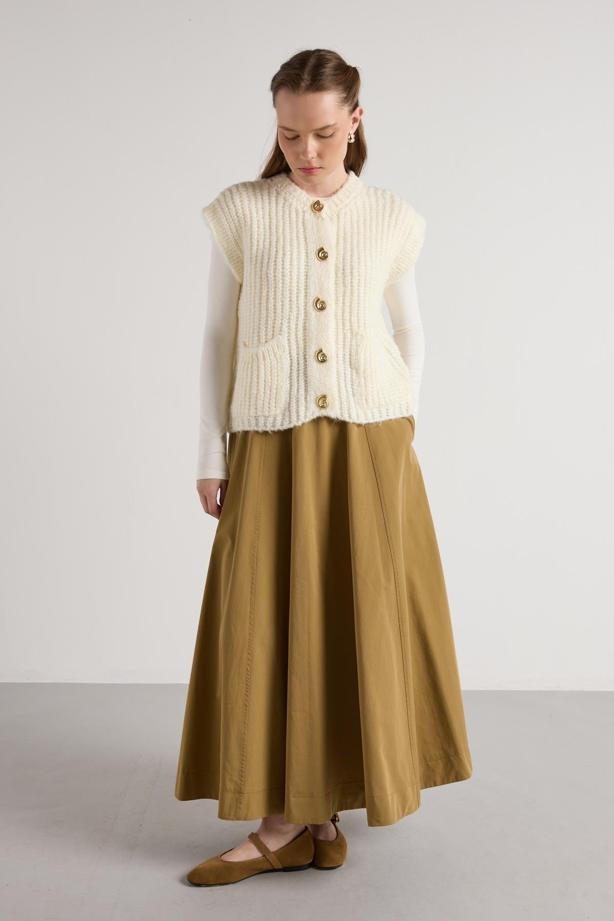 Kadın Ekru Saç Örgü Düğme Detaylı Triko Yelek 5584