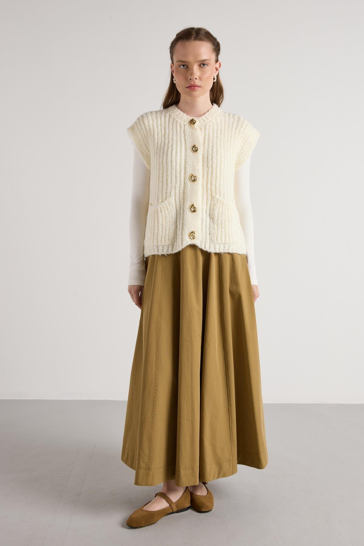 Kadın Ekru Saç Örgü Düğme Detaylı Triko Yelek 5584