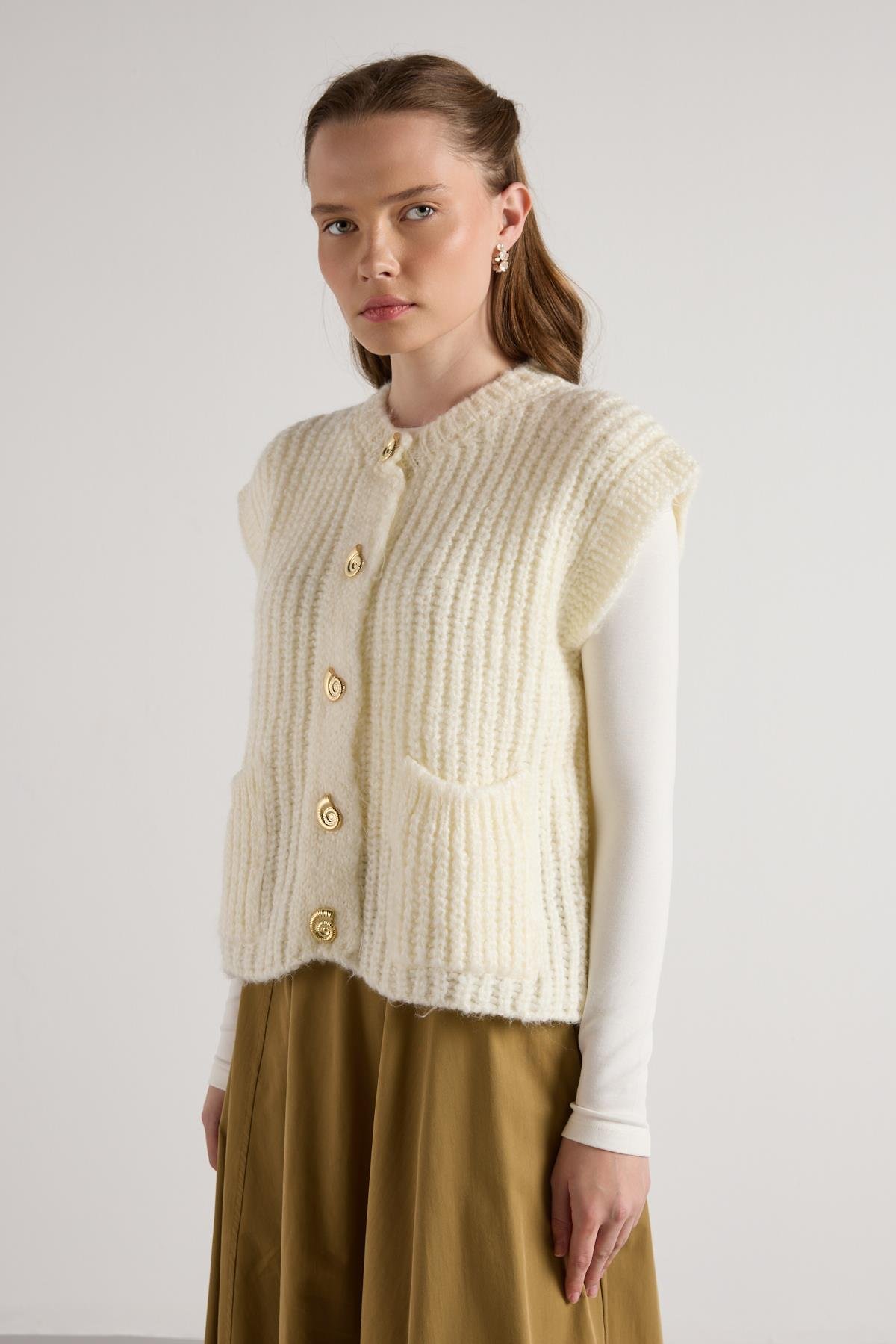 Kadın Ekru Saç Örgü Düğme Detaylı Triko Yelek 5584