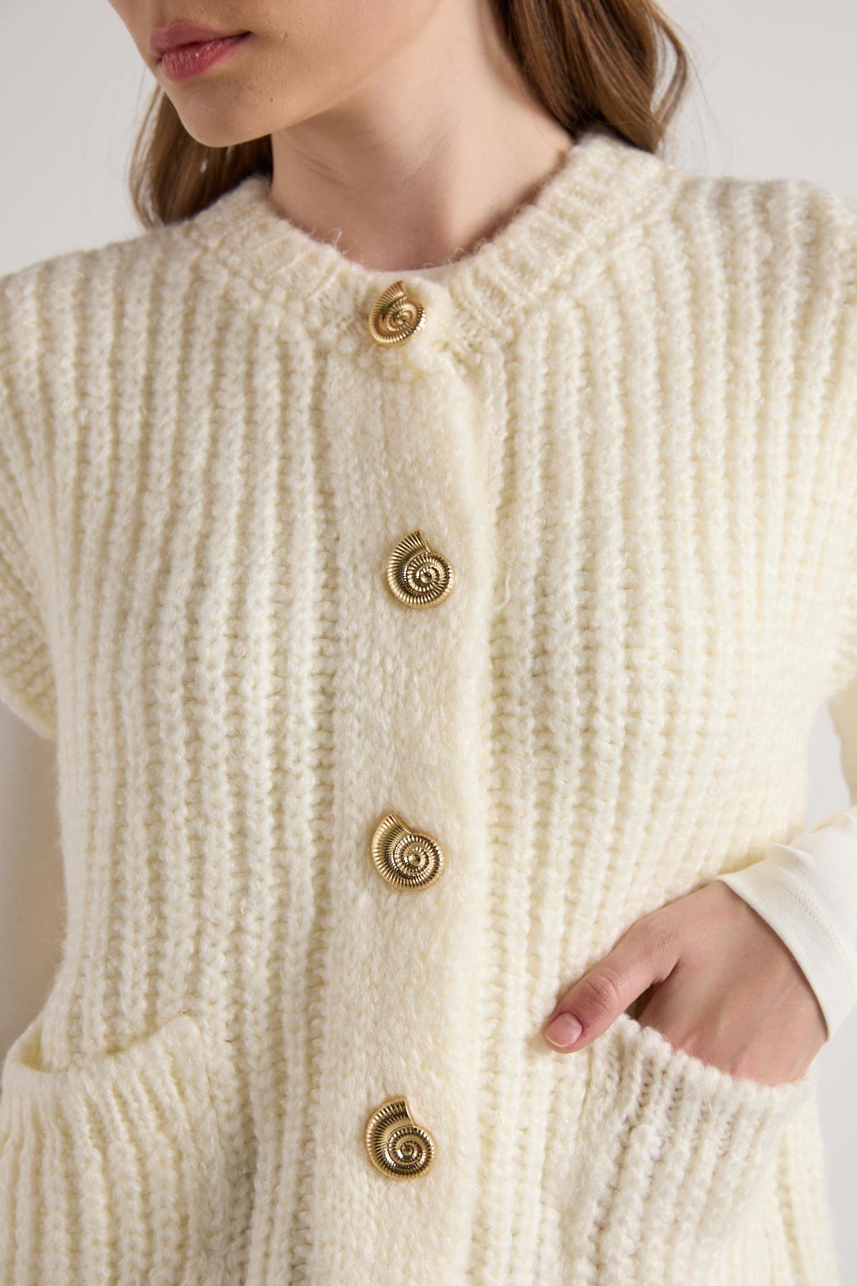 Kadın Ekru Saç Örgü Düğme Detaylı Triko Yelek 5584
