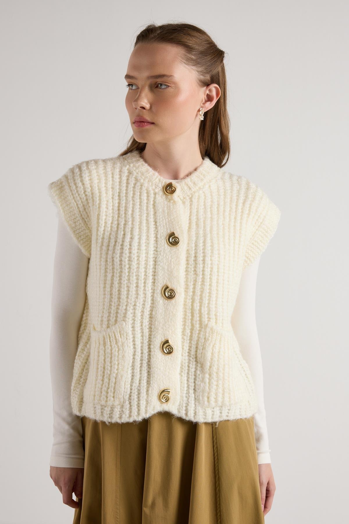 Kadın Ekru Saç Örgü Düğme Detaylı Triko Yelek 5584