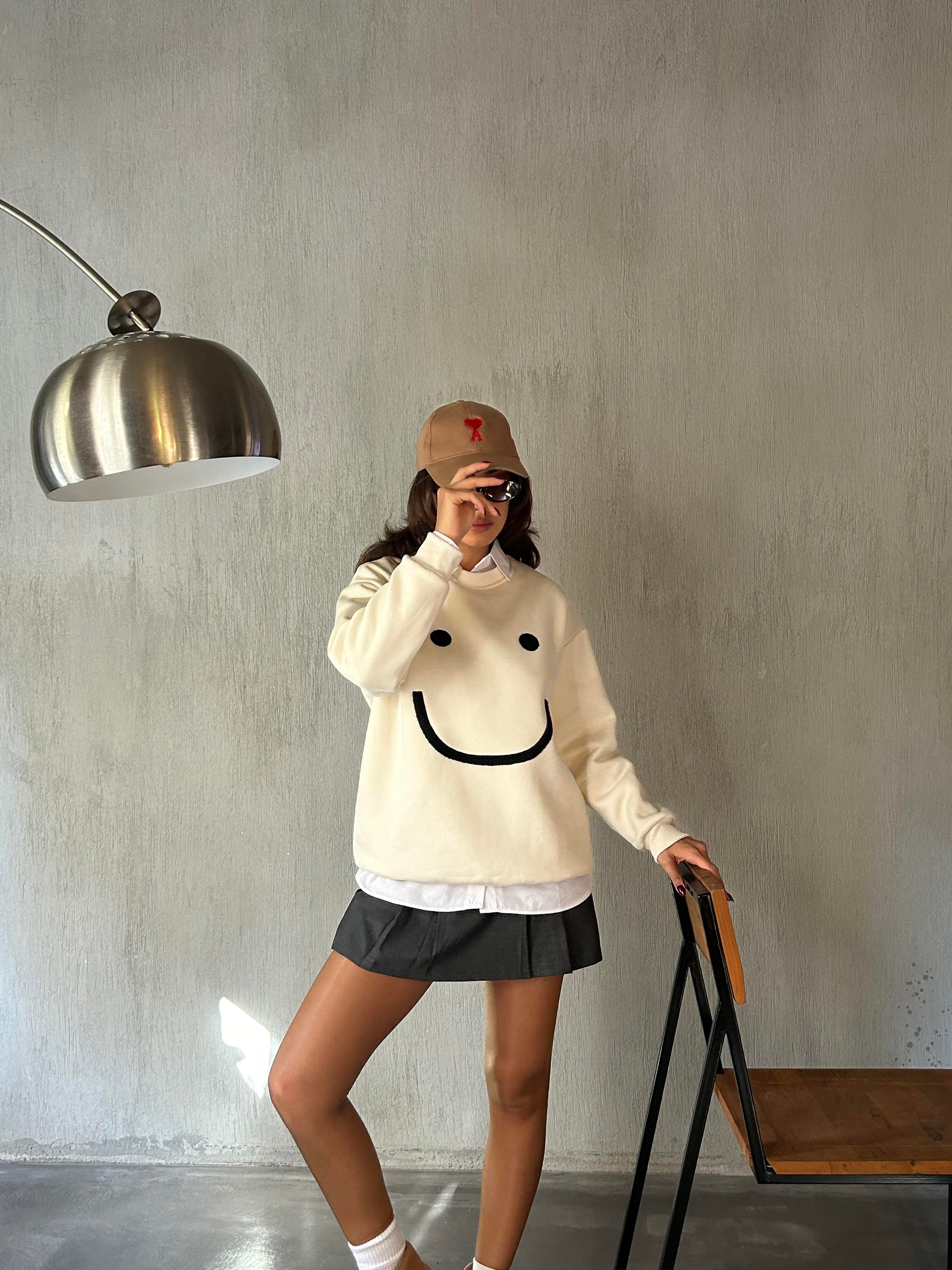 Kadın Ekru Smile Süzene Nakışlı 3 İplik Şardonlu Geniş Kesim Sweatshirt 28313