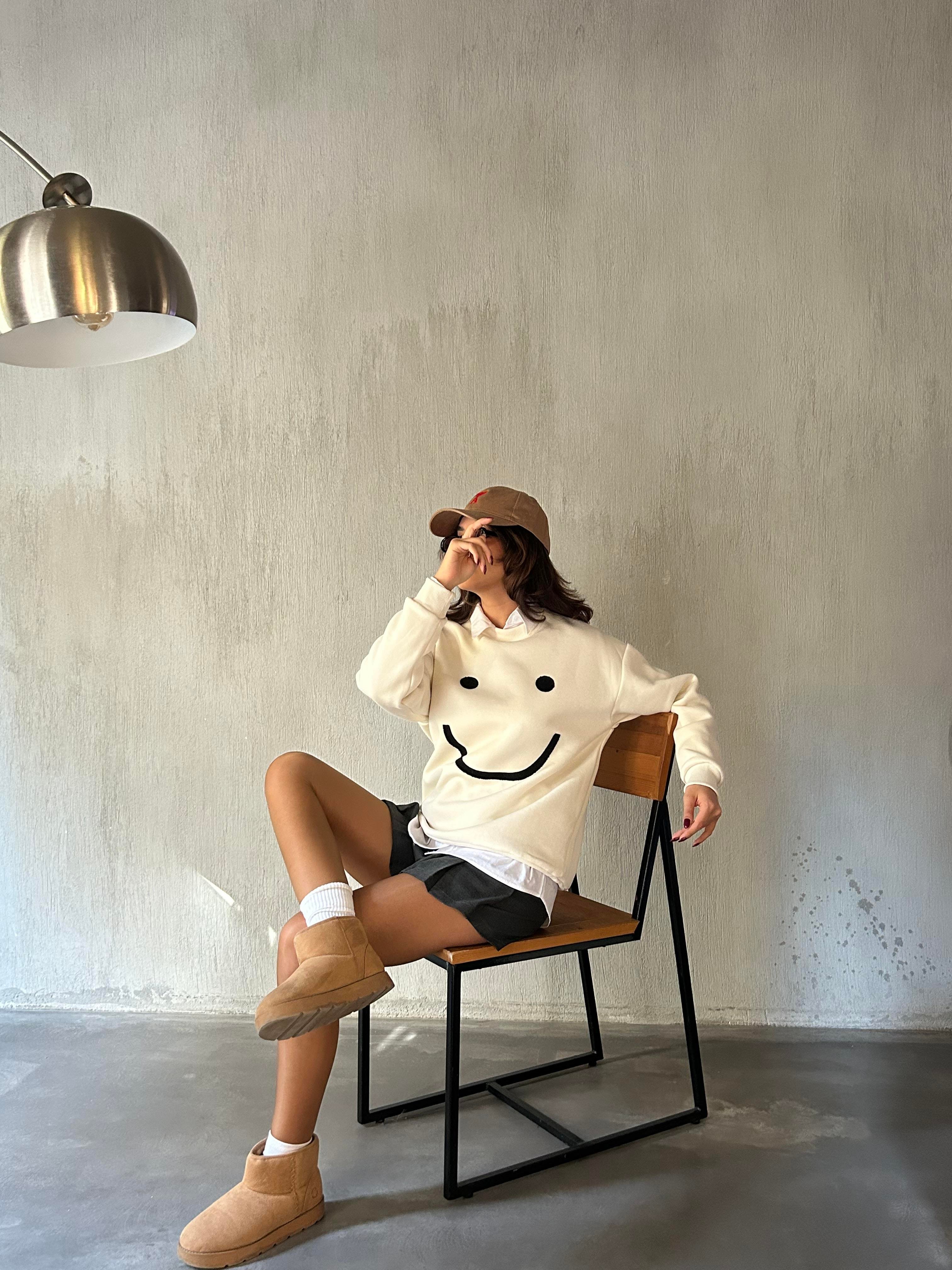 Kadın Ekru Smile Süzene Nakışlı 3 İplik Şardonlu Geniş Kesim Sweatshirt 28313