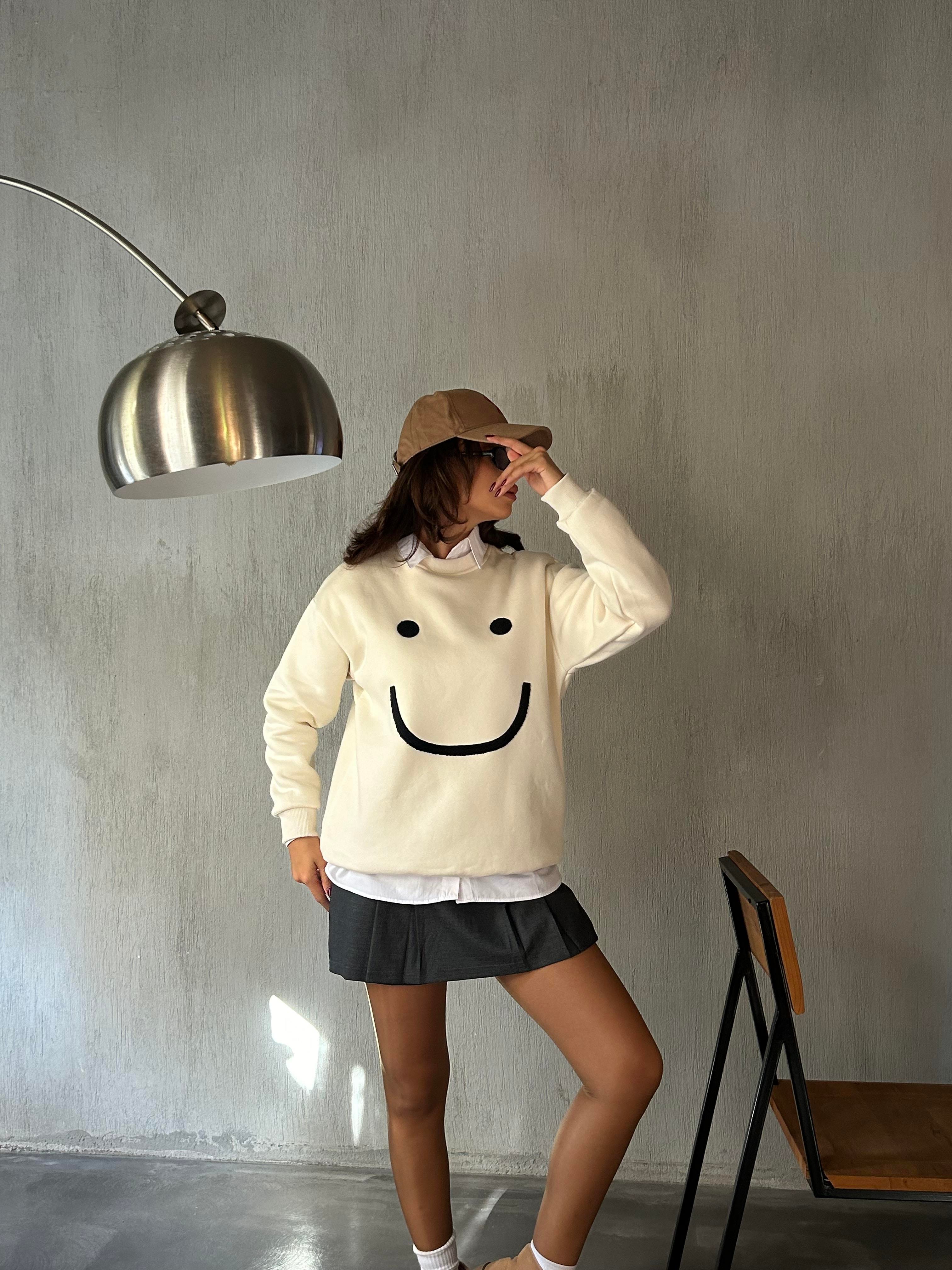 Kadın Ekru Smile Süzene Nakışlı 3 İplik Şardonlu Geniş Kesim Sweatshirt 28313