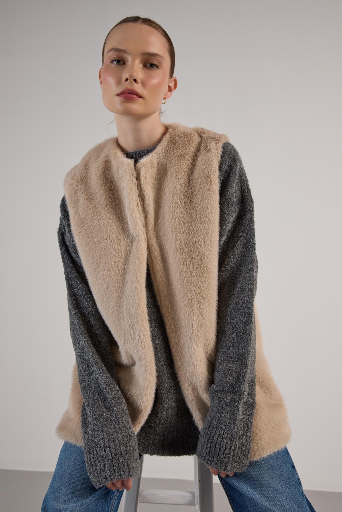 Kadın Ekru Uzun Astarlı Kürk Yelek 30072