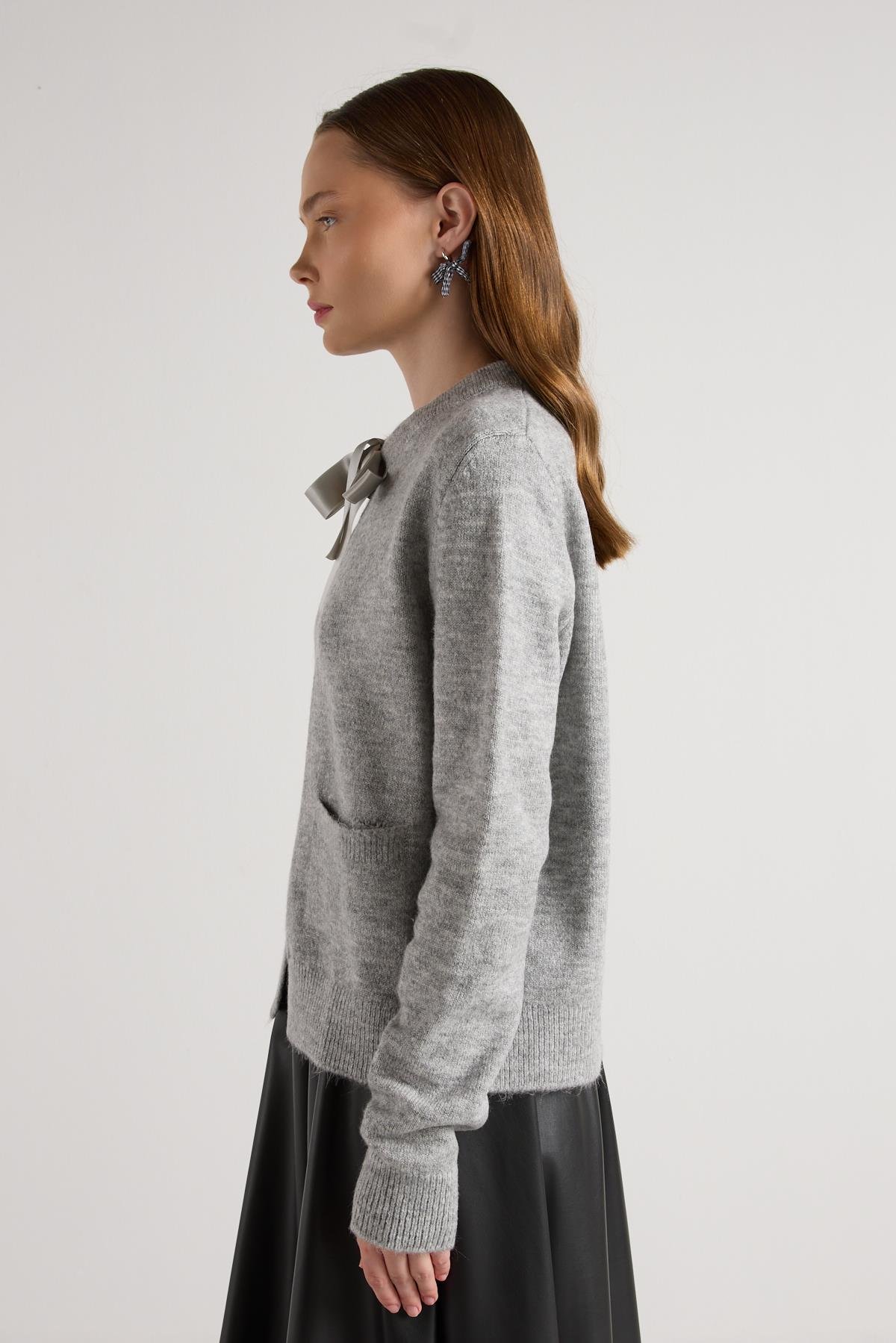 Kadın Gri Kurdela Detaylı Kısa Tasarım Hırka 30034