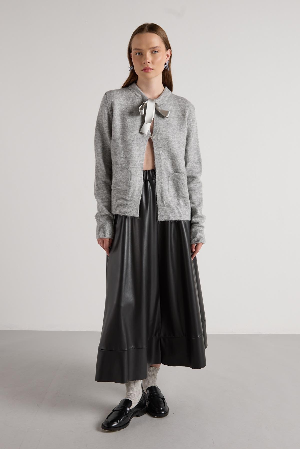 Kadın Gri Kurdela Detaylı Kısa Tasarım Hırka 30034