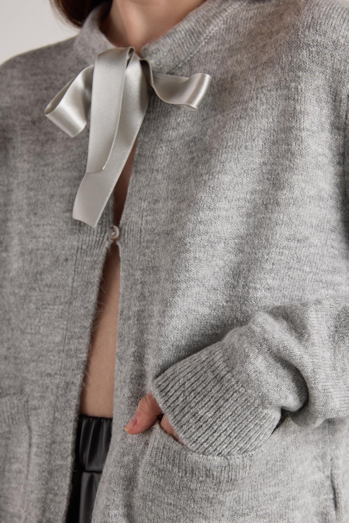 Kadın Gri Kurdela Detaylı Kısa Tasarım Hırka 30034