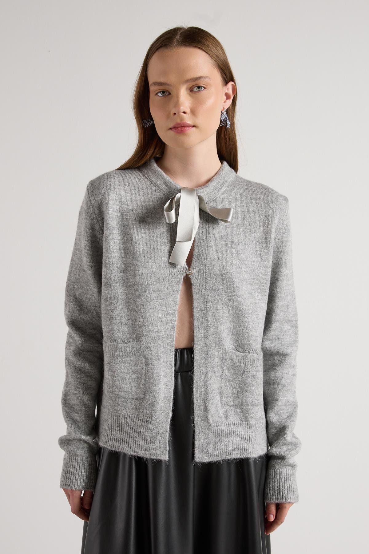 Kadın Gri Kurdela Detaylı Kısa Tasarım Hırka 30034