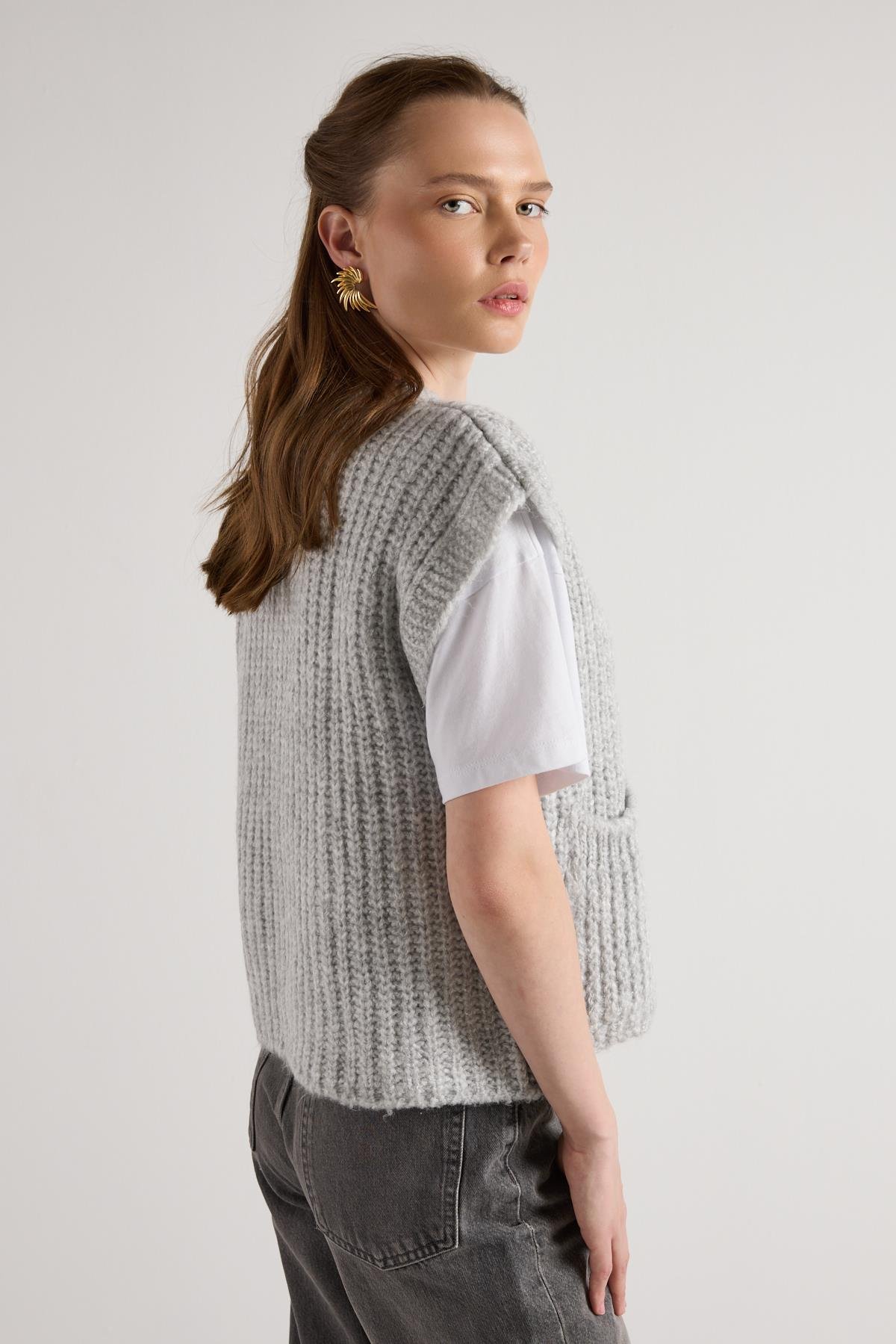 Kadın Gri Saç Örgü Düğme Detaylı Triko Yelek 5584