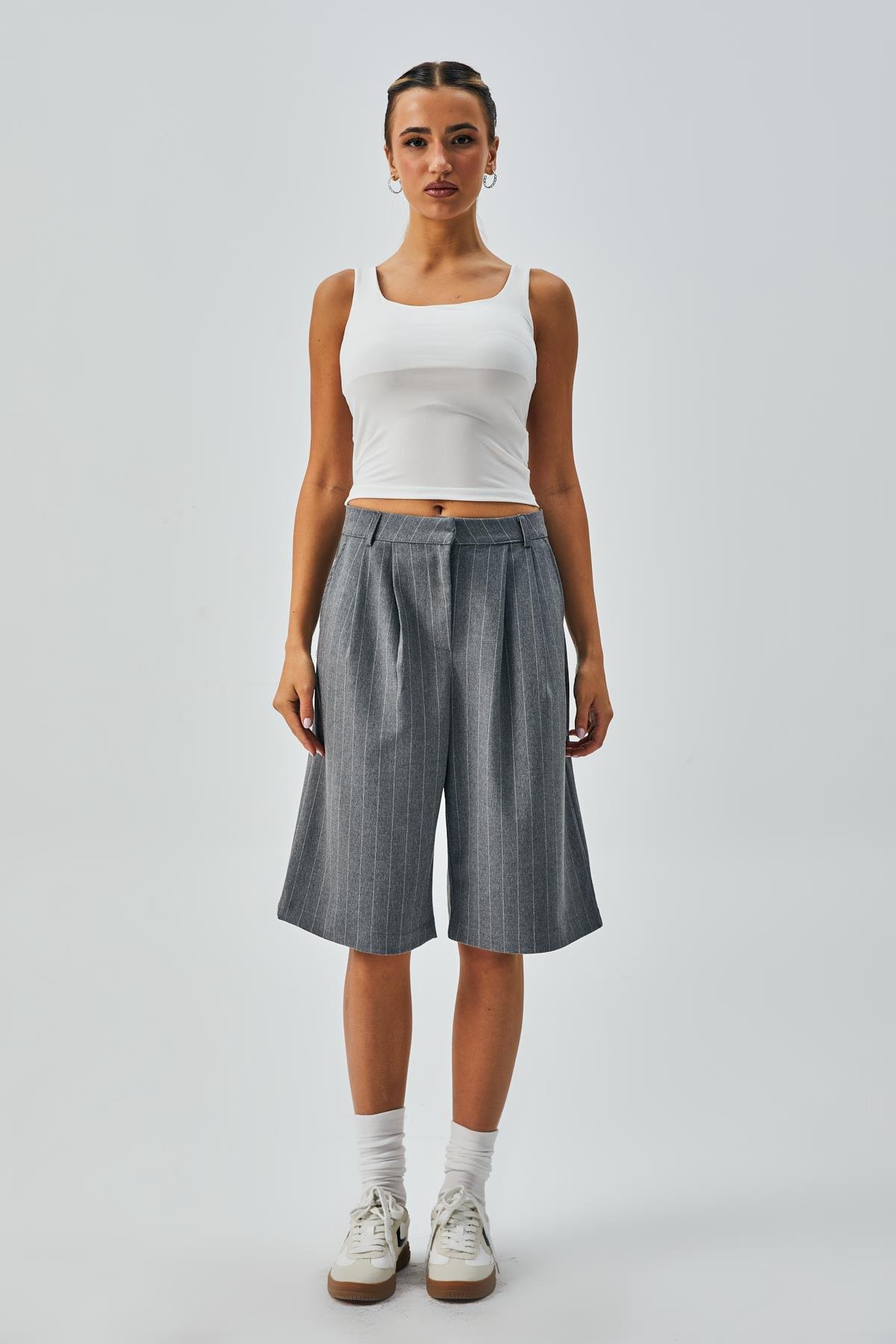 Kadın Gri Yün Poliviskon Çizgili Bermuda Şort 28237