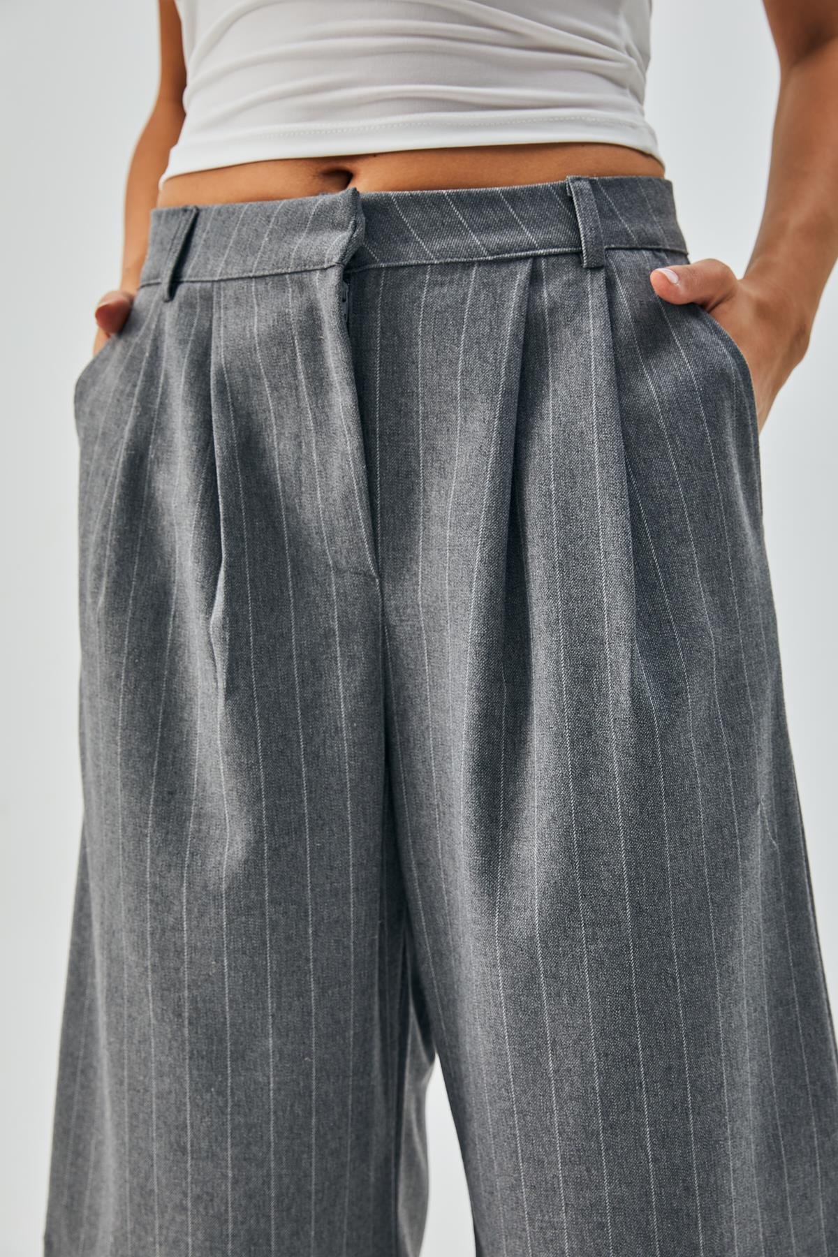 Kadın Gri Yün Poliviskon Çizgili Bermuda Şort 28237