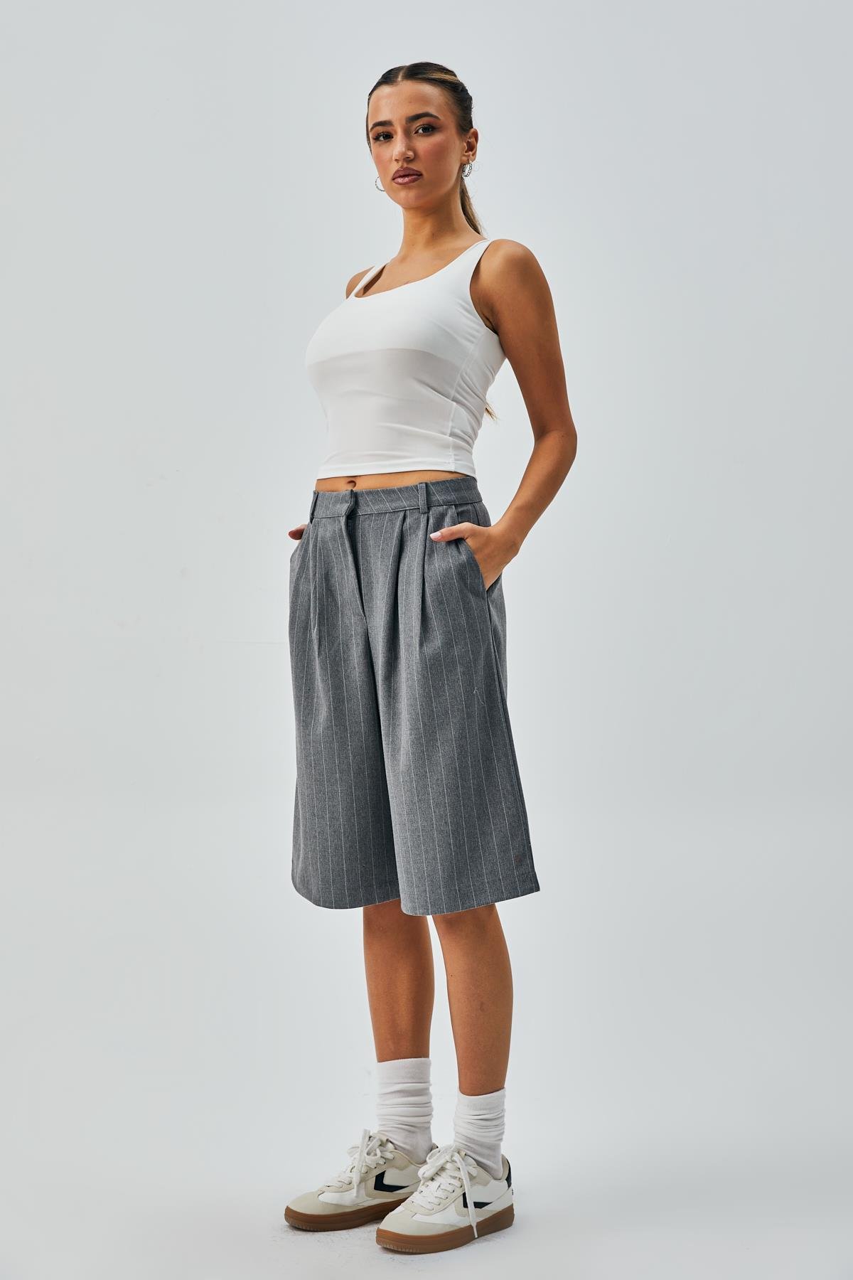 Kadın Gri Yün Poliviskon Çizgili Bermuda Şort 28237